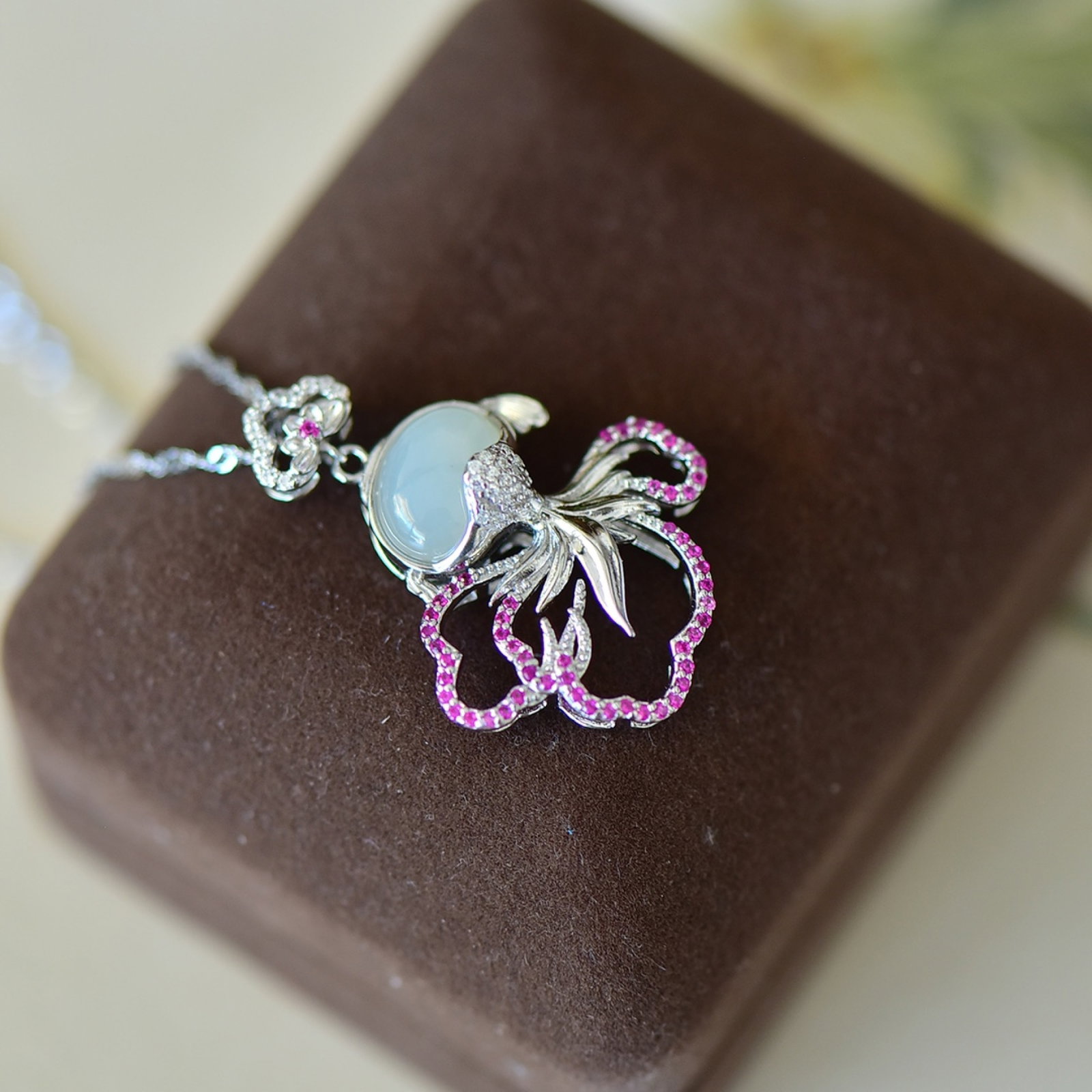 An Exquisite Sterling Silver Inlaid White Jade Pendant,Inlaid Diamond: An Exquisite Sterling Silver Inlaid White Jade Pendant,Inlaid Diamond,Size:8mmx10mm 纯银镶白玉吊坠,嵌钻石