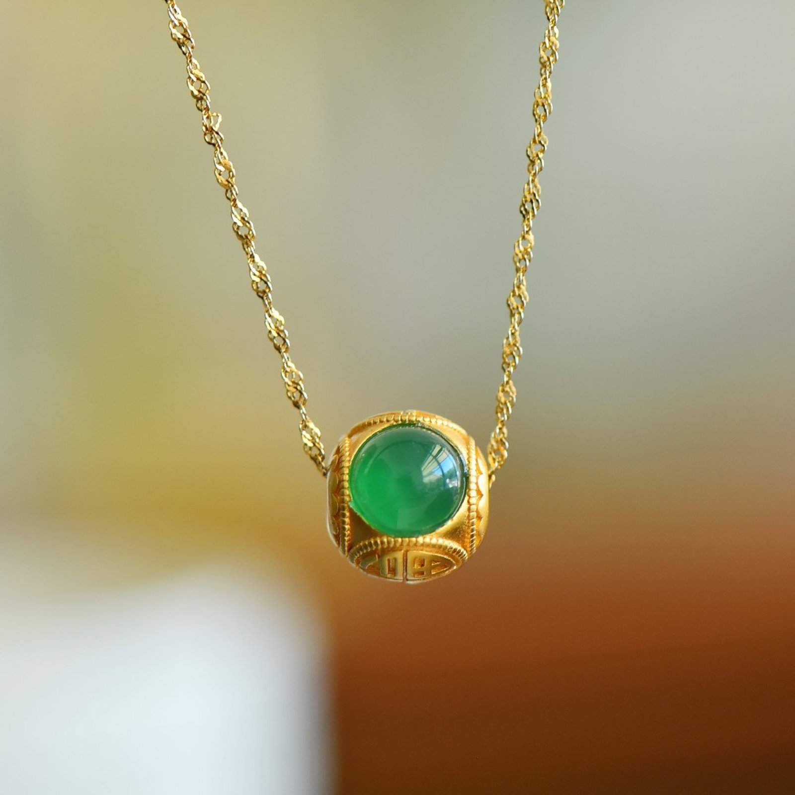 An Exquisite Sterling Silver-Gold Plated Inlaid Agate Pendant: An Exquisite Sterling Silver-Gold Plated Inlaid Agate Pendant,Size:8mmx8mm 纯银镀金镶玛瑙吊坠