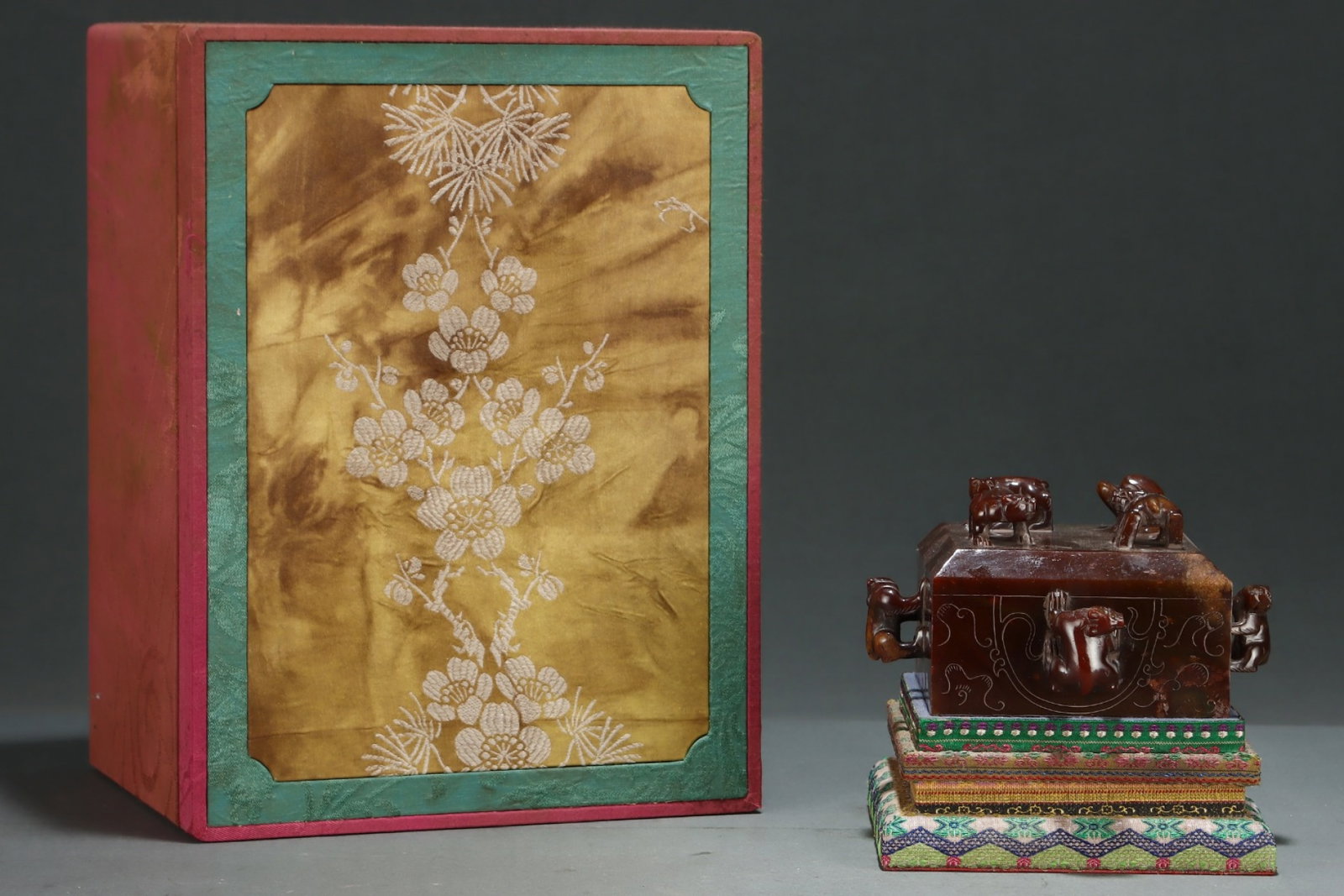 An Exquisite Archaic Jade Beast Pattern Seal: An Exquisite Archaic Jade Beast Pattern Seal,Qing Dynasty, China,Size:6.3inx3.3in 高古玉兽纹印章,中国清代
