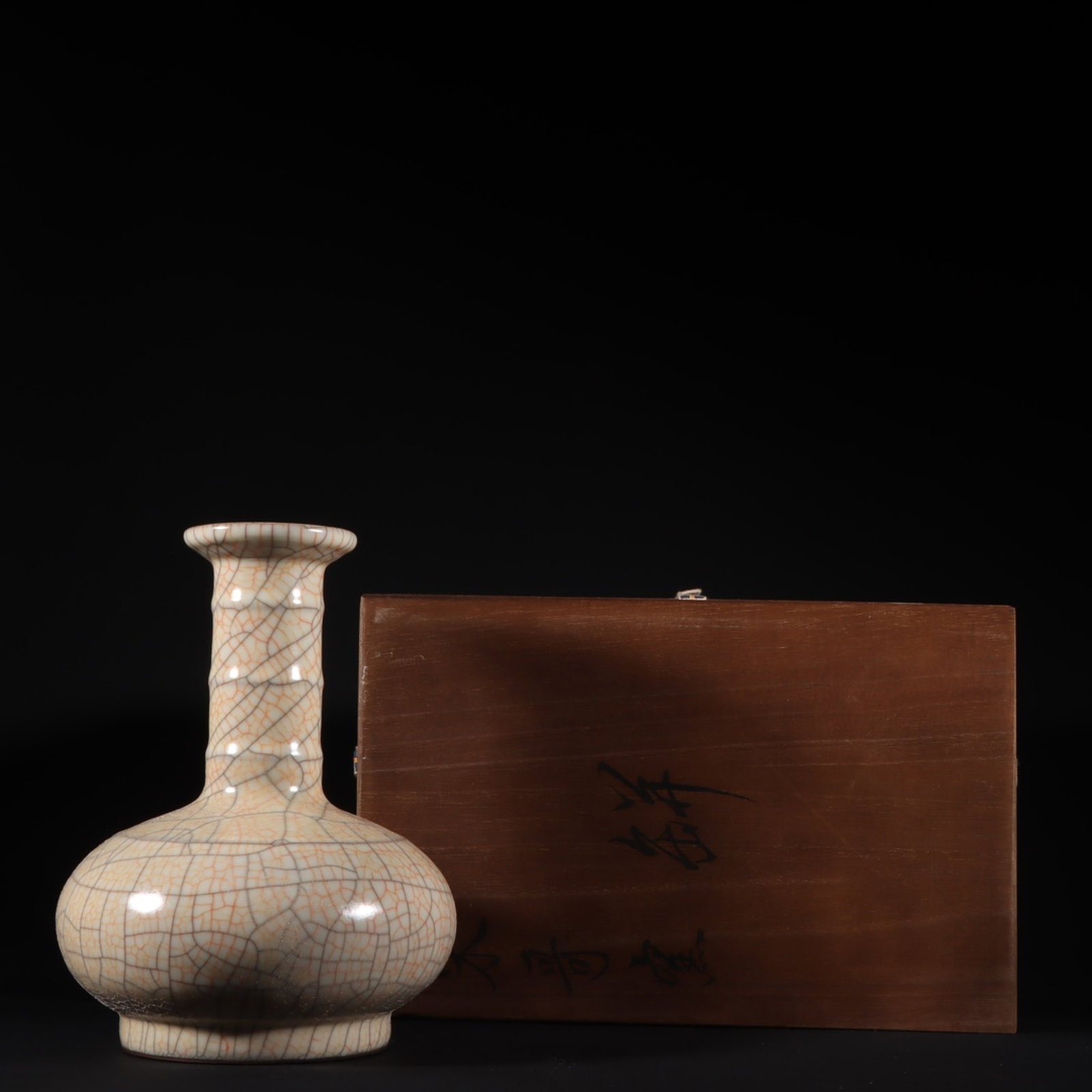 An Exquisite Ge yao Vase: An Exquisite Ge yao Vase,Song Dynasty,China,Size:7.8inx6.2in 哥窑弦纹瓶,中国宋代