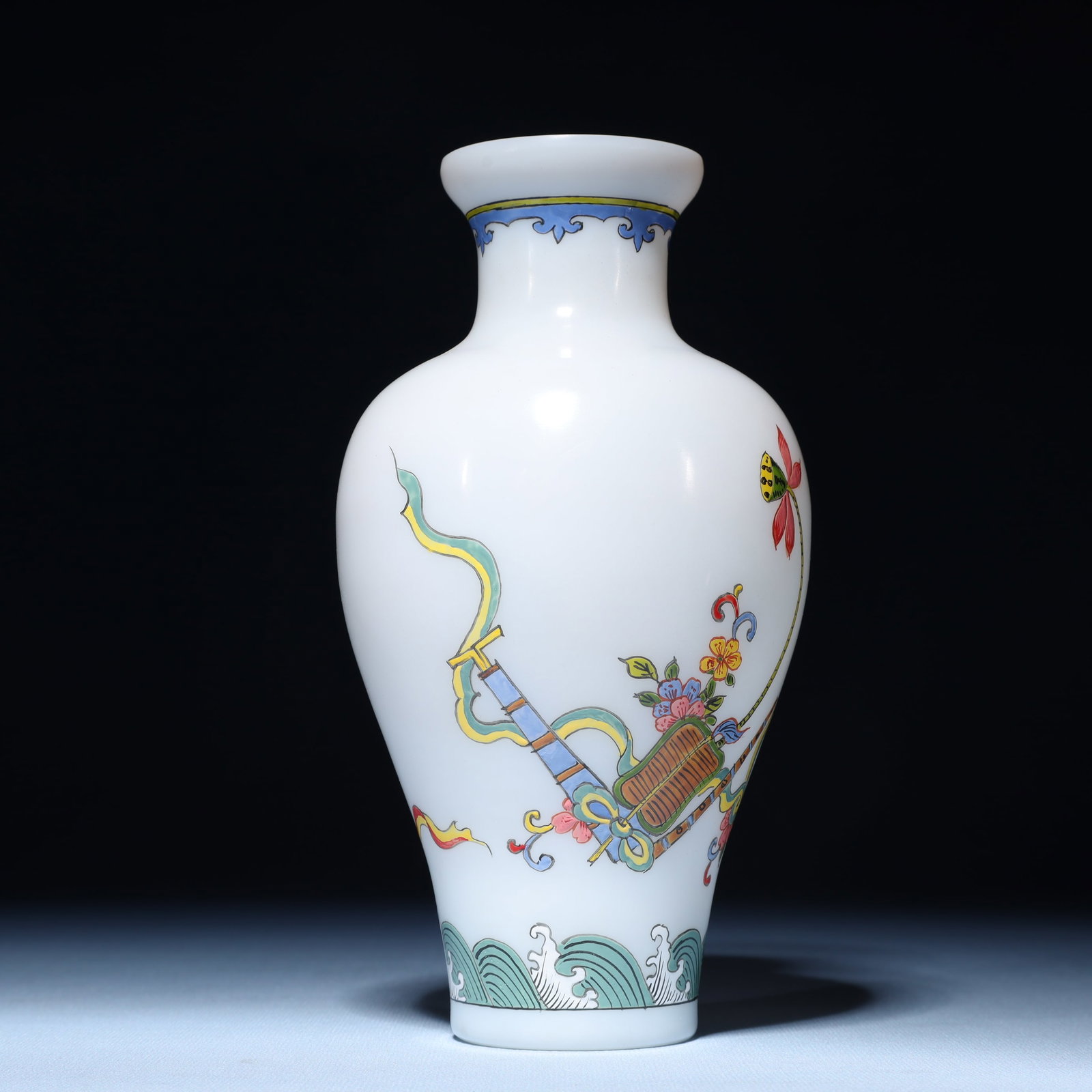 An Exquisite Glass Flower Pattern Vase: An Exquisite Glass Flower Pattern Vase,Qing Dynasty,China,Qianlong Four-character Mark,Size:4.3inx8.3in,Weight:545g 琉璃花卉纹瓶,中国清代,&#