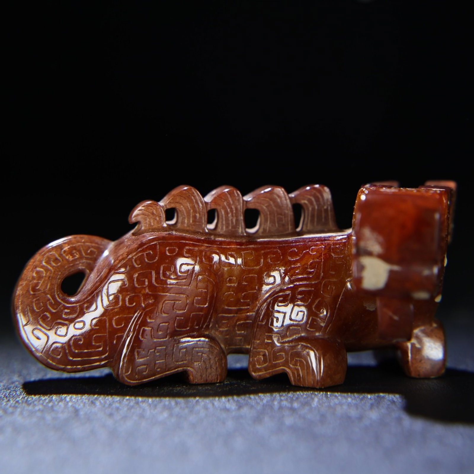 An Exquisite Archaic Jade Dragon Hand Piece: An Exquisite Archaic Jade Dragon Hand Piece,Ancient Time,China,Size:3.4inx2.1inx1.4in,Weight:169g 高古玉龙手把件,中国远古时ć