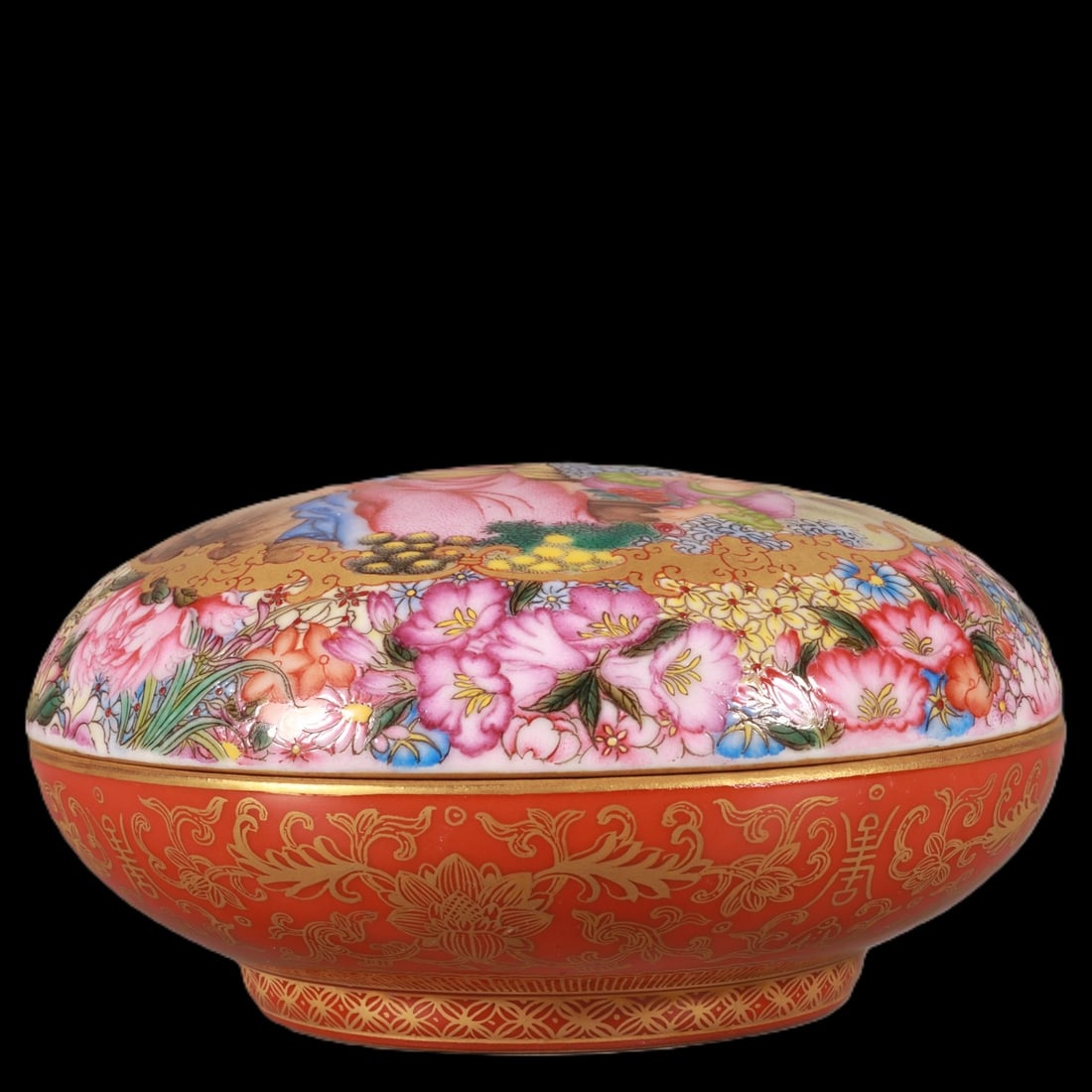 An Exquisite Enamel Character and Story Pattern Box: An Exquisite Enamel Character and Story Pattern Box,Qing Dynasty,China,Qianlong Four-character Mark,Size:2.4inx4.5in 珐琅彩人物故事纹盒,中&#