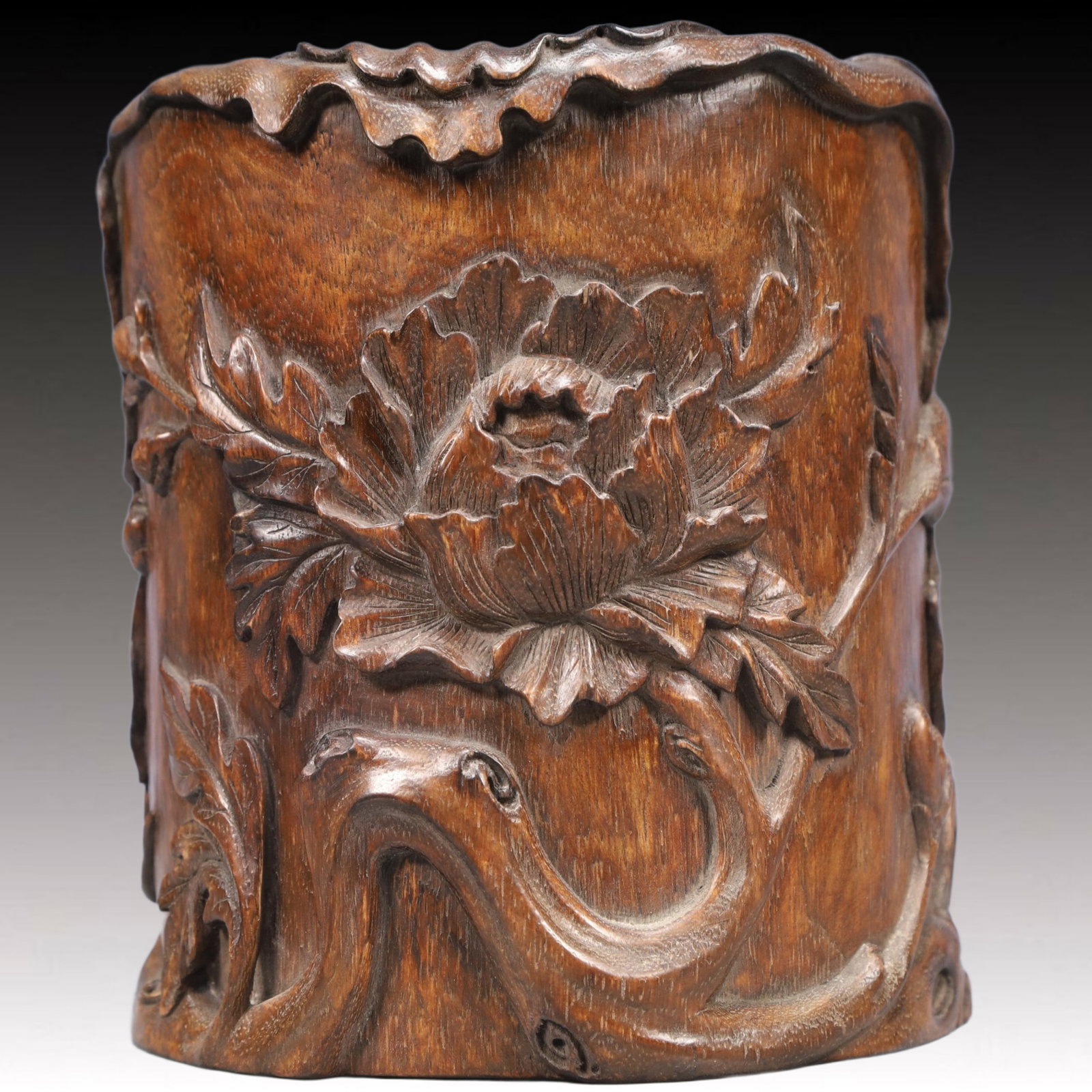 An Exquisite Eaglewood Flower Pattern Brush Pot: An Exquisite Eaglewood Flower Pattern Brush Pot,Qing Dynasty, China,Size:6.3inx6.9in,Weight:450g 沉香木花卉纹笔筒,中国清代