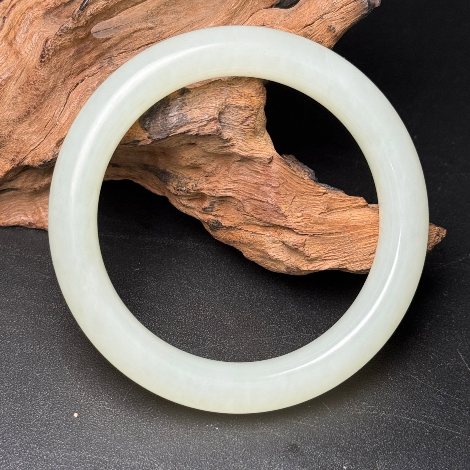 An Exquisite White Jade Bracelet: An Exquisite White Jade Bracelet,Qing Dynasty,China,Size:2.2inx2.9inx0.4in,Weight:52g 白玉手镯,中国清代