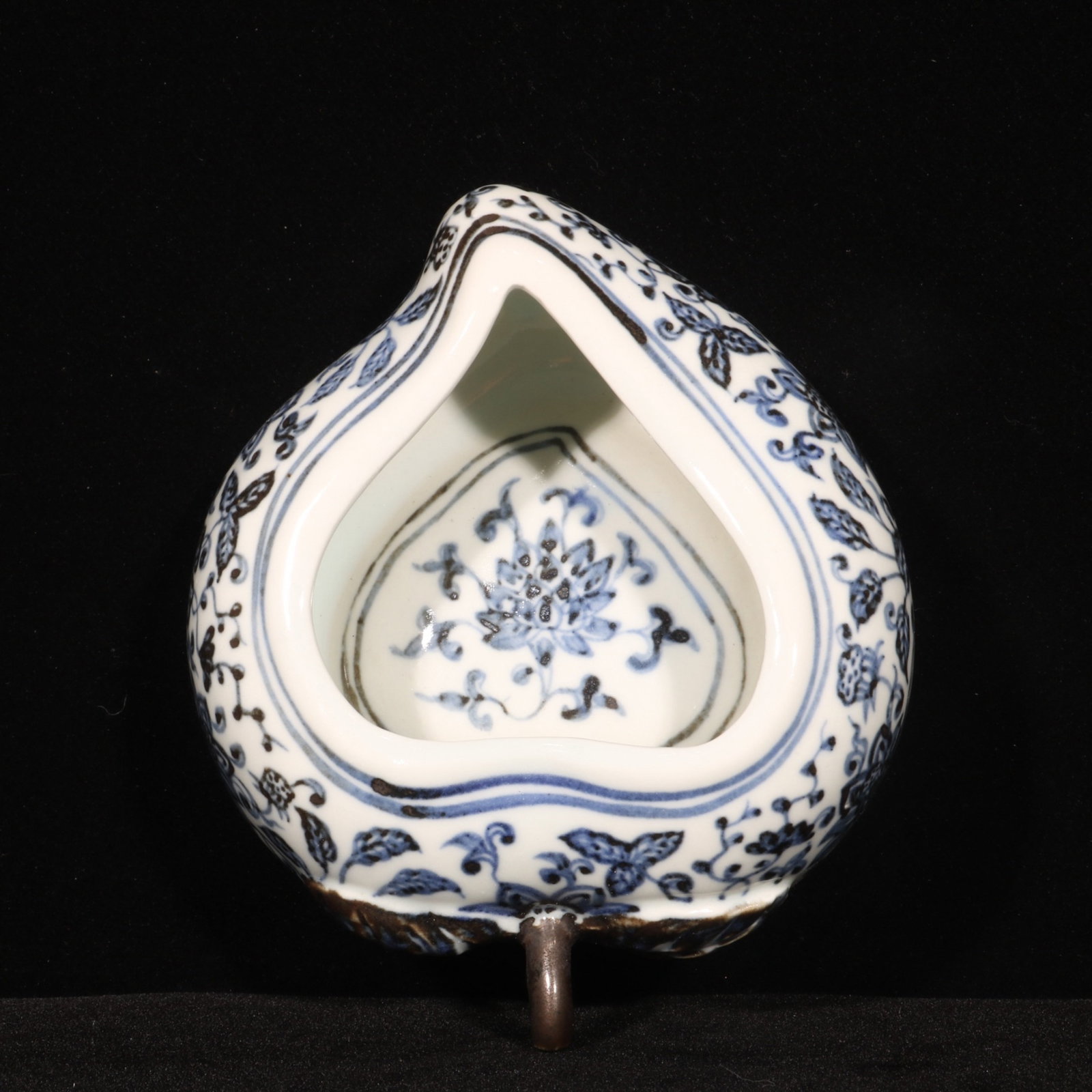 An Exquisite Blue and White Lotus Pattern Washer: An Exquisite Blue and White Lotus Pattern 洗,Ming Dynasty,China,Xuande Six-character Mark,Size:2.2inx6.1in
