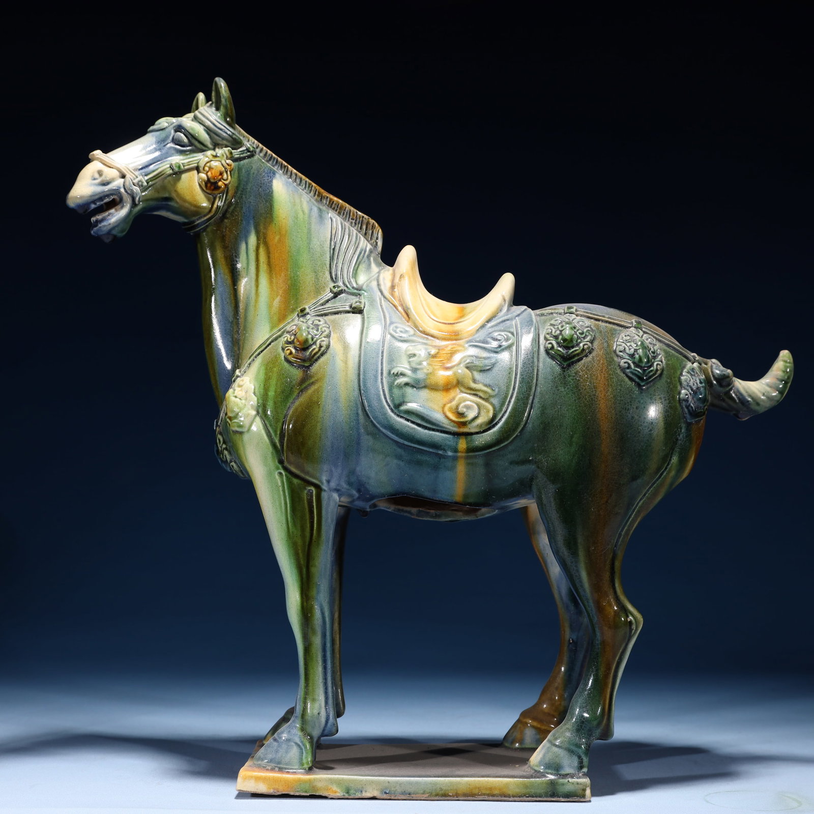 An Rare Tang Tri-Color Glazed Pottery Horse Ornament: An Rare Tang Tri-Color Glazed Pottery Horse Ornament,Tang Dynasty,China,Size:17.7inx4.7inx17.3in,Weight:4400g 唐三彩骏马摆件,中国唐代