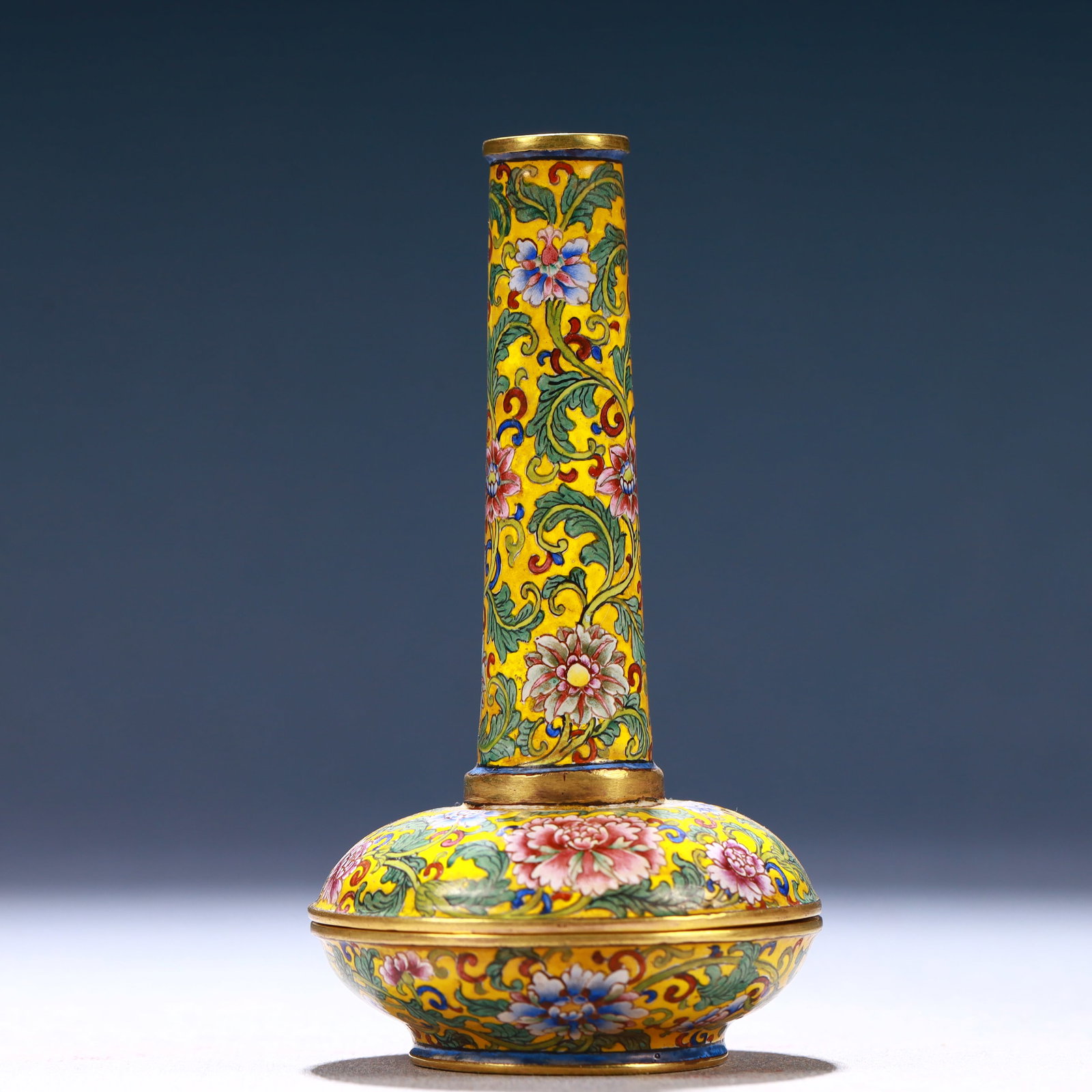 An Exquisite Painted Enamel Flower Pattern Vase: An Exquisite Painted Enamel Flower Pattern Vase,Qing Dynasty, China,Qianlong Four-character Mark,Size:2.4inx3.9in,Weight:107g 画珐琅花卉纹瓶,中国&