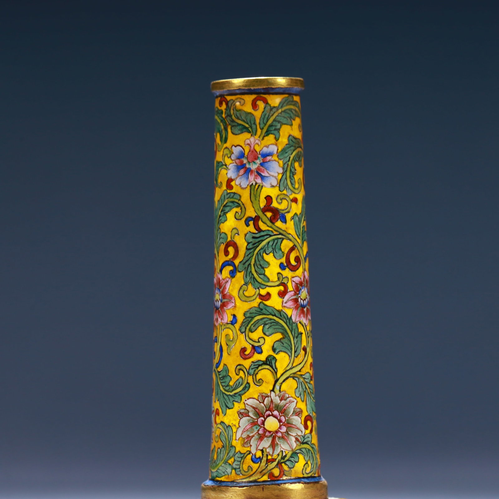 An Exquisite Painted Enamel Flower Pattern Vase - 2