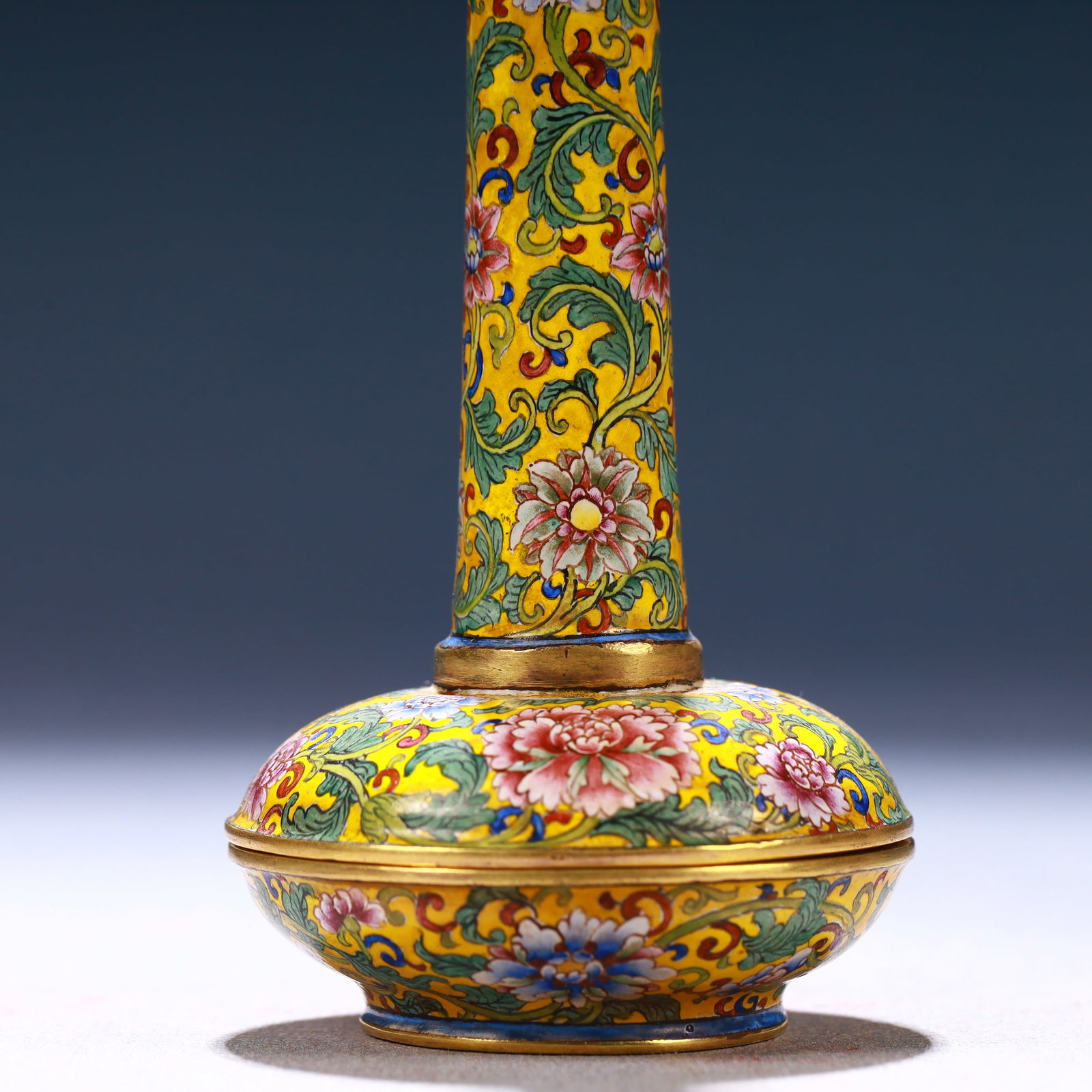 An Exquisite Painted Enamel Flower Pattern Vase - 3