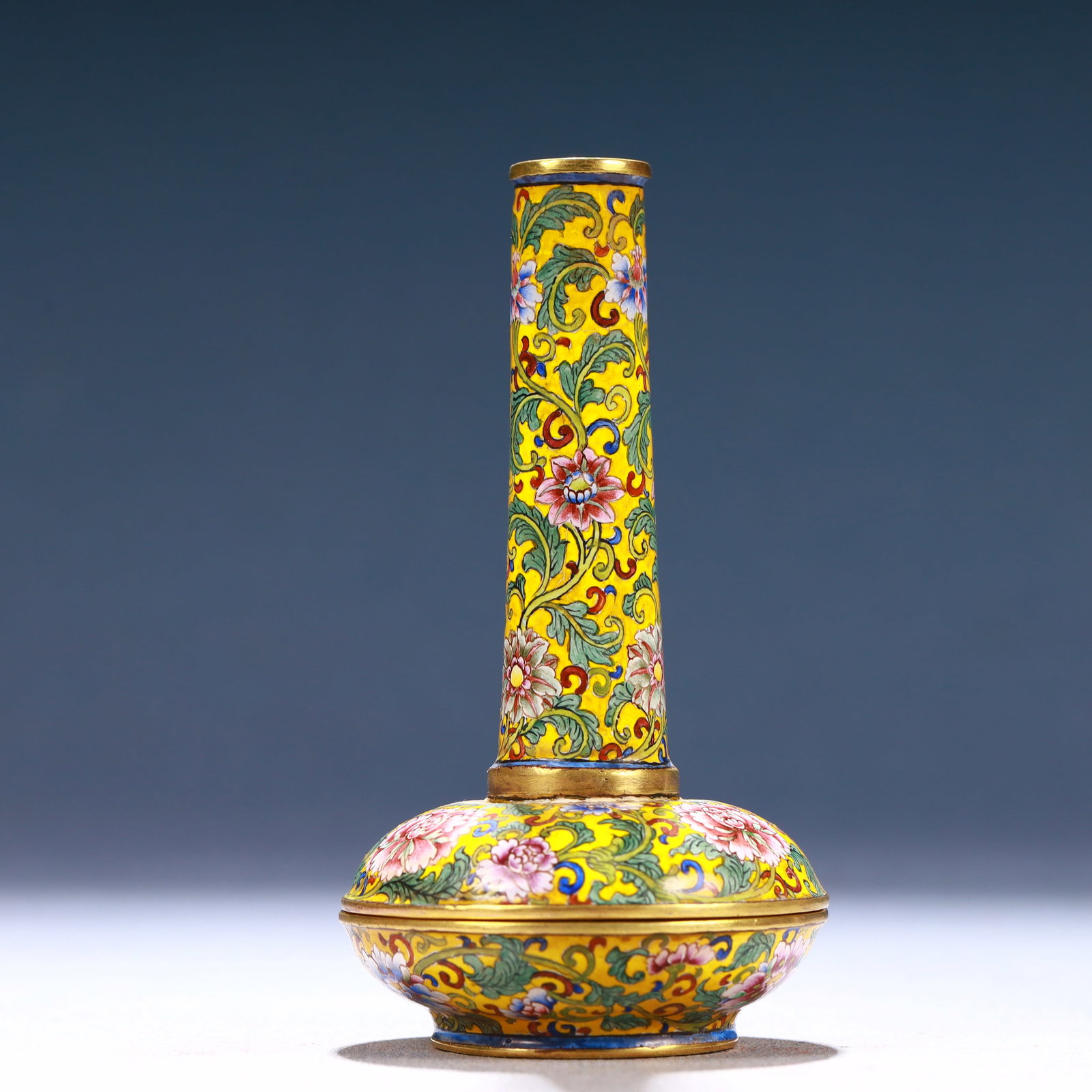 An Exquisite Painted Enamel Flower Pattern Vase - 4