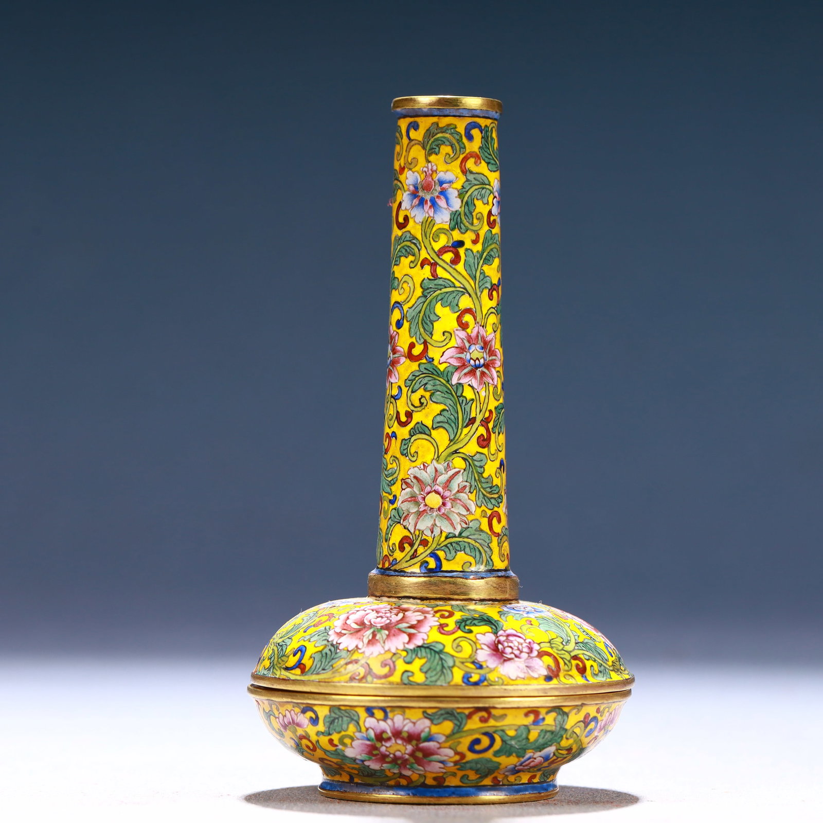 An Exquisite Painted Enamel Flower Pattern Vase - 5