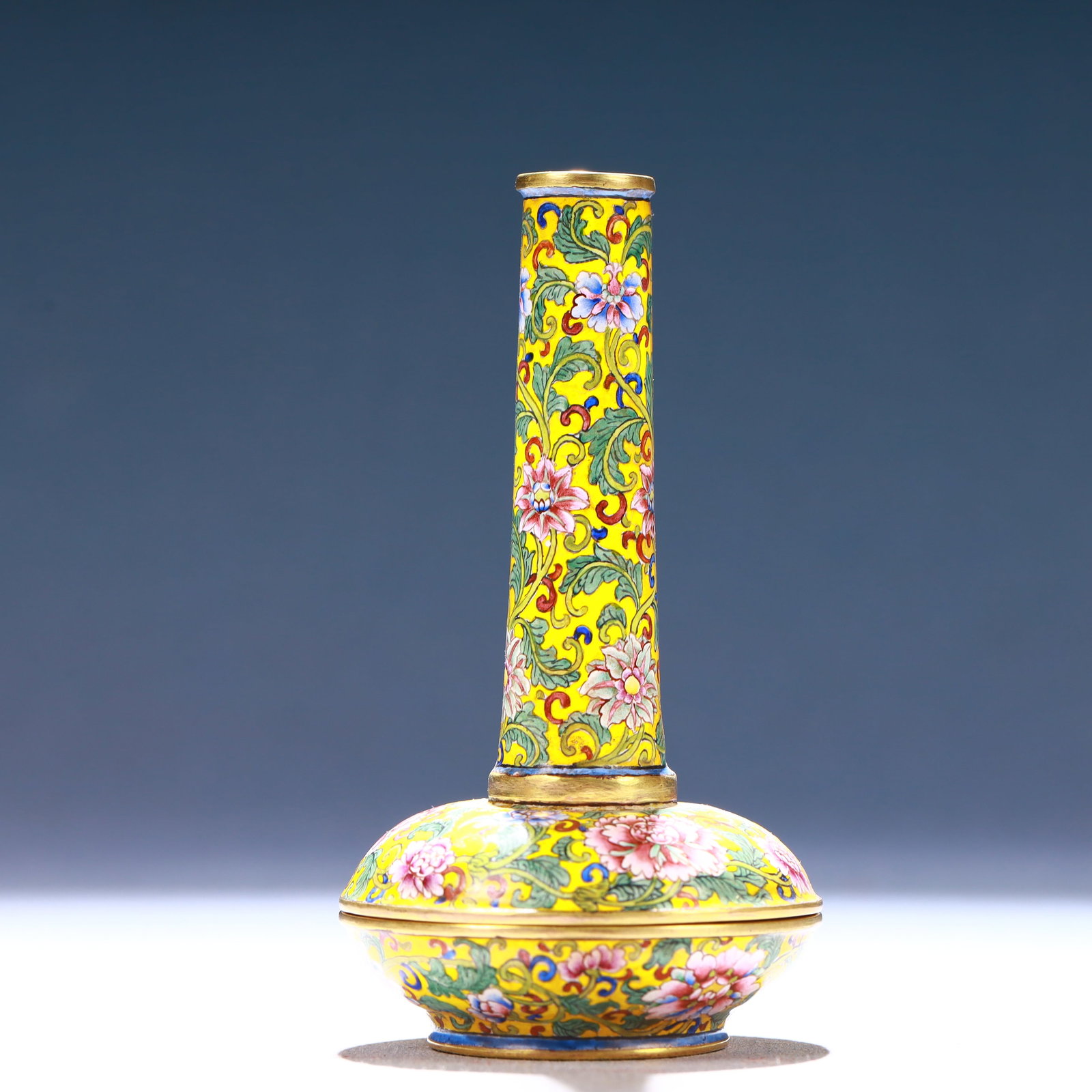 An Exquisite Painted Enamel Flower Pattern Vase - 6