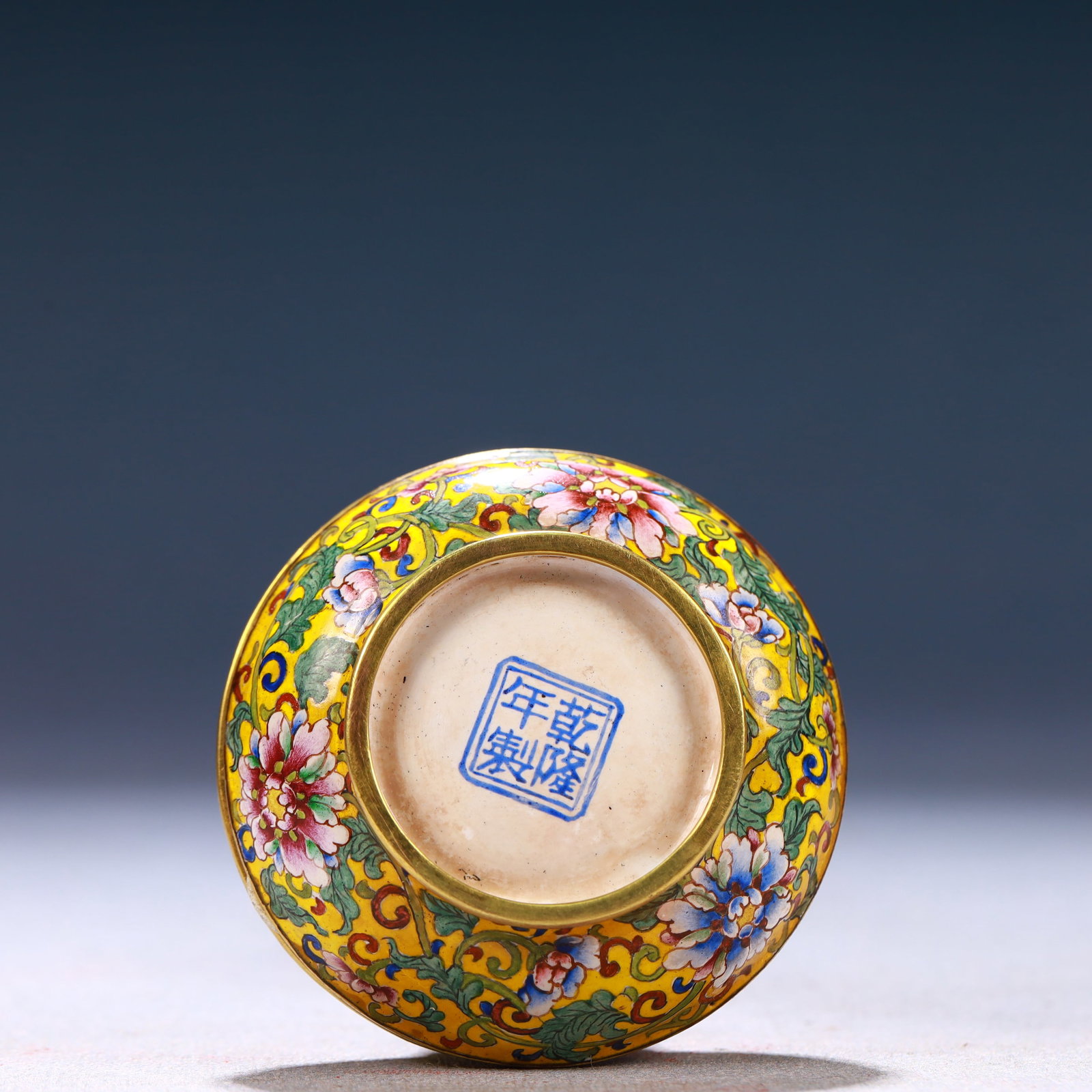 An Exquisite Painted Enamel Flower Pattern Vase - 8