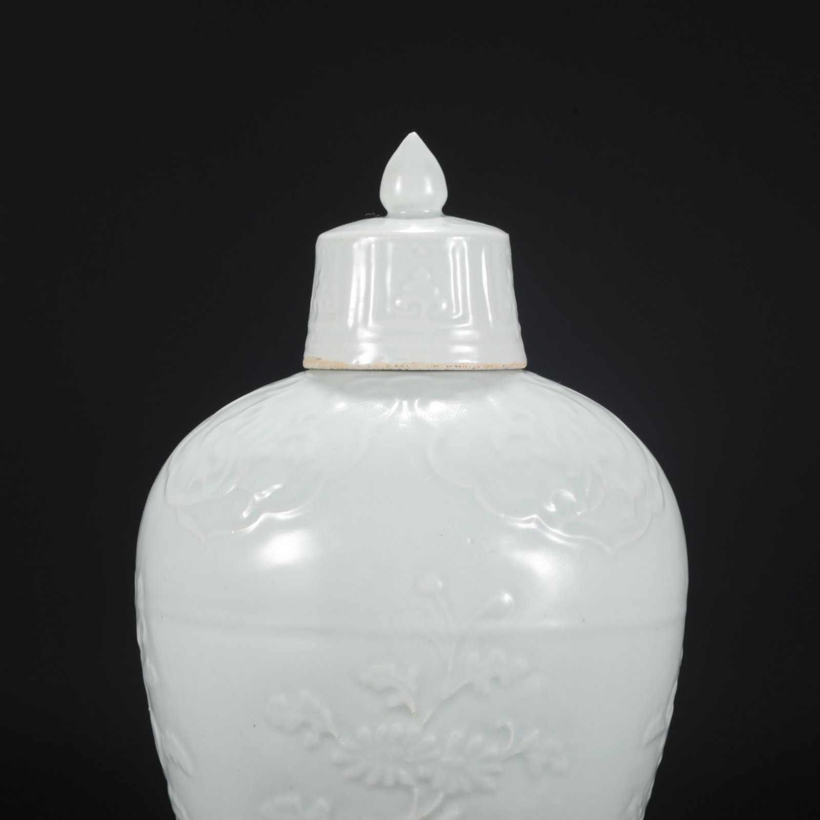 An Exquisite White Glazed Flower Pattern Bottle - 3