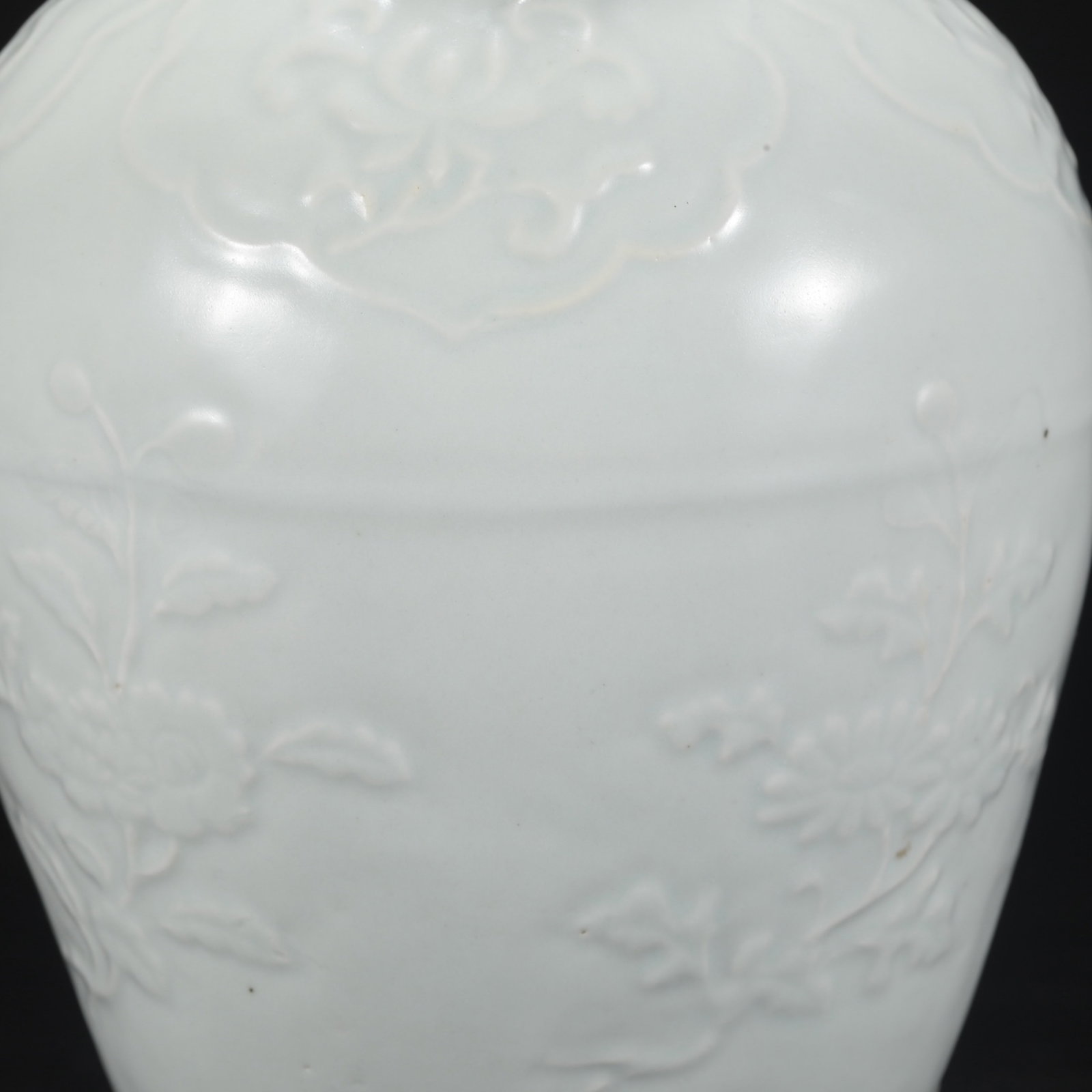 An Exquisite White Glazed Flower Pattern Bottle - 7