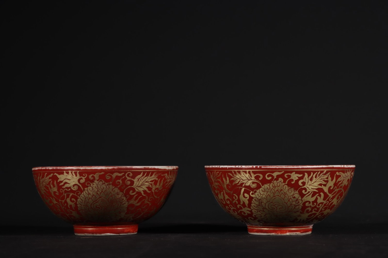 A Pair of Exquisite Blue and White Painted Gold Flower Pattern Bowls: A Pair of Exquisite Blue and White Painted Gold Flower Pattern Bowls,Ming Dynasty,China,Jiajing Six-character Mark,Size:2inx4.7in 一对青花描花卉纹ດ