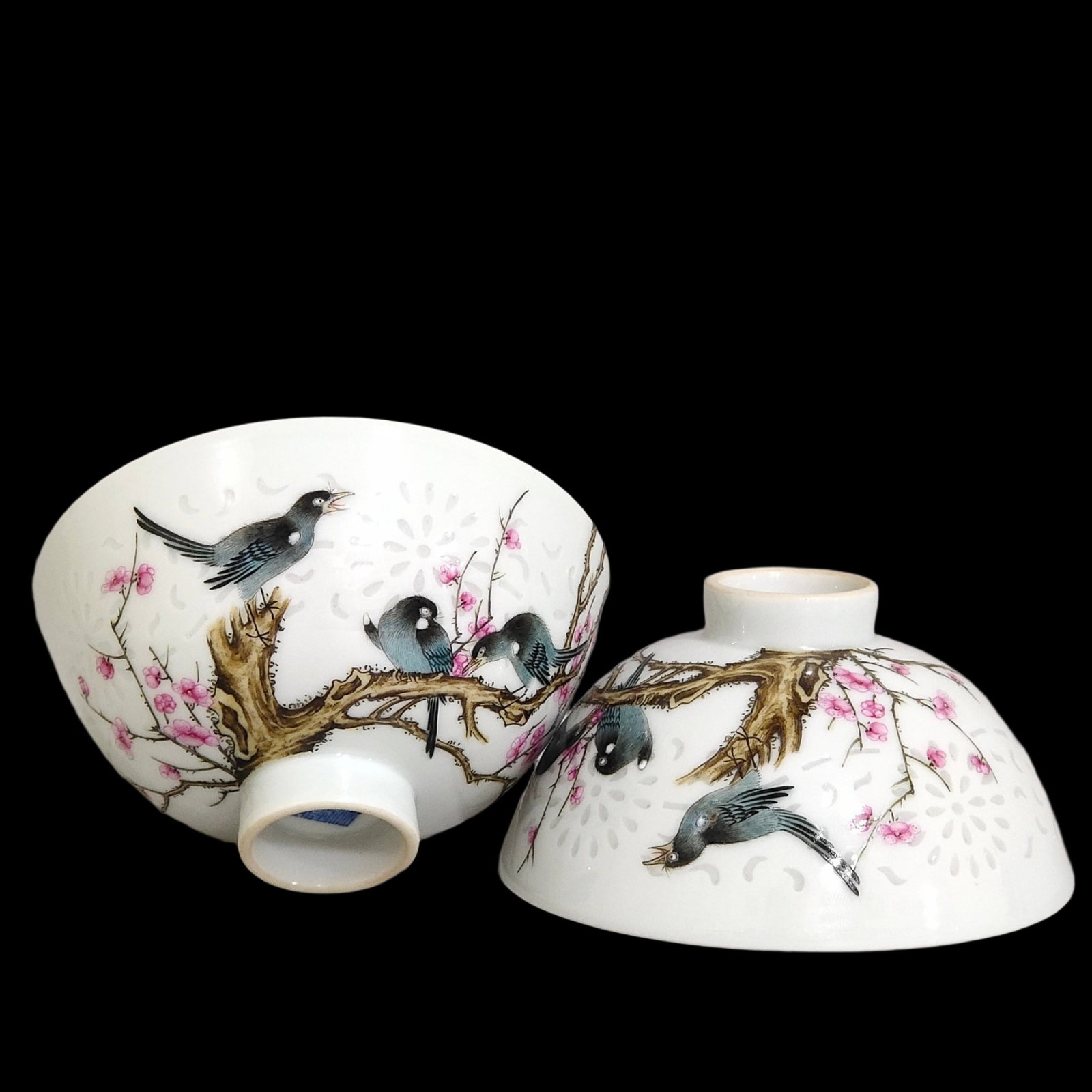 A Pair of Exquisite Famille-Rose Flower and Bird Pattern Cups: A Pair of Exquisite Famille-Rose Flower and Bird Pattern Cups,Qing Dynasty,China,Qianlong Six-character Mark,Size:2inx3.6in 一对粉彩花鸟纹杯子,