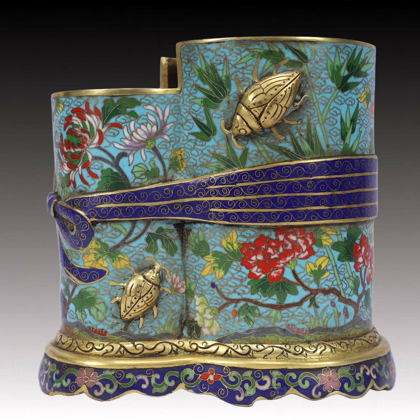 An Exquisite Cloisonne Flower and Insect Pattern Brush Pot: An Exquisite Cloisonne Flower and Insect Pattern Brush Pot,Qing Dynasty, China,Qianlong Six-character Mark,Size:7.3inx5.1inx6.7in,Weight:3200g 景泰蓝花卉昆虫&