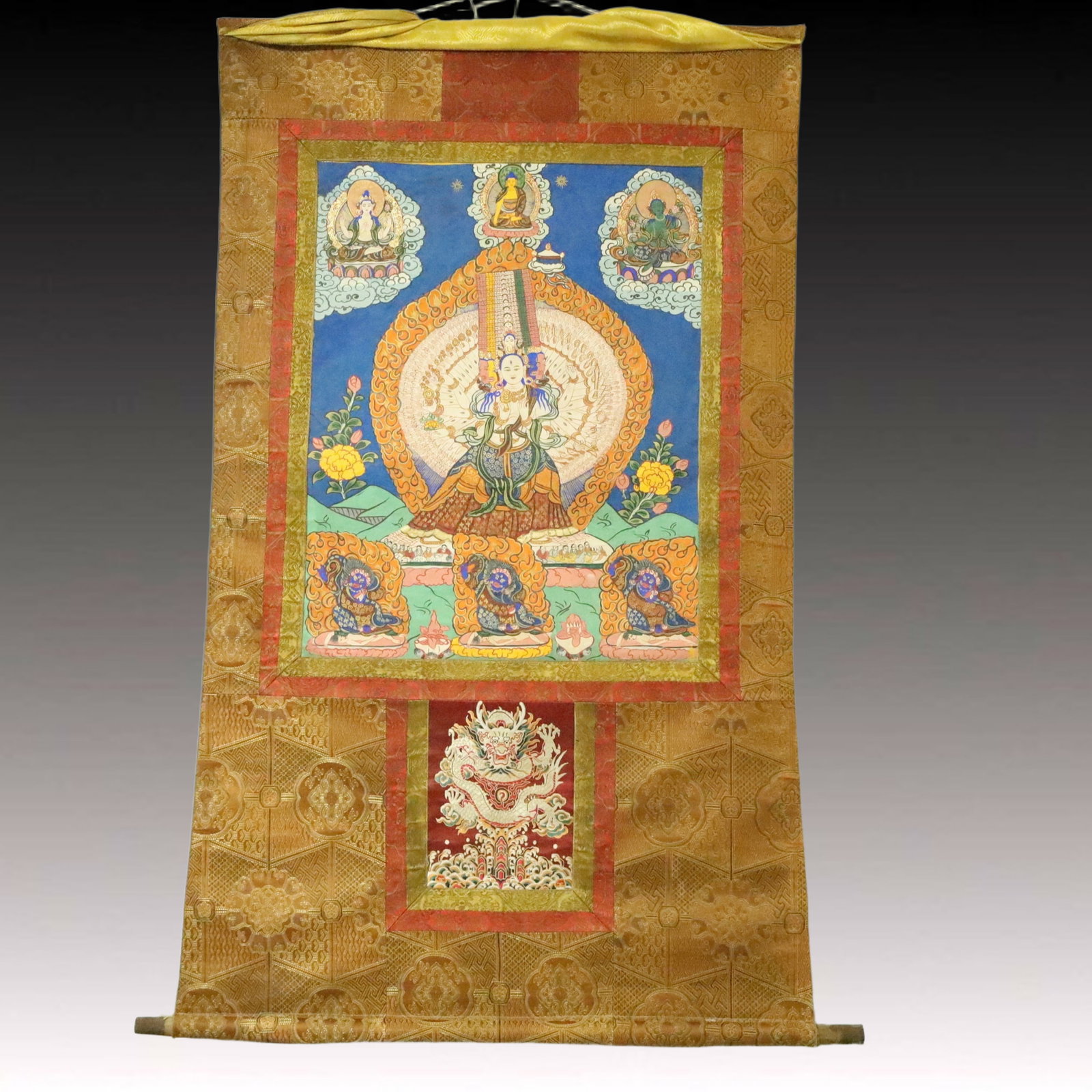 A Rare Brocade Painted Color Statue of Gdugs Kar Tangka: A Rare Brocade Painted Color Statue of Gdugs Kar Tangka,Qing Dynasty, China,Size:35inx60.2in 织锦彩绘大白伞盖佛像唐卡,中&#