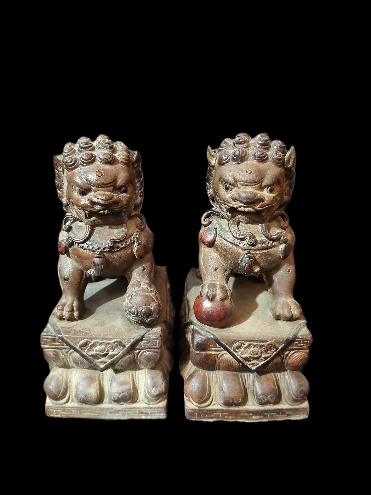 A Pair of Exquisite Shiwan yao Lion Ornaments: A Pair of Exquisite Shiwan yao Lion Ornaments,Qing Dynasty, China,Size:4.7inx3.5inx7.9in 一对石湾窑狮子摆件,中国清代