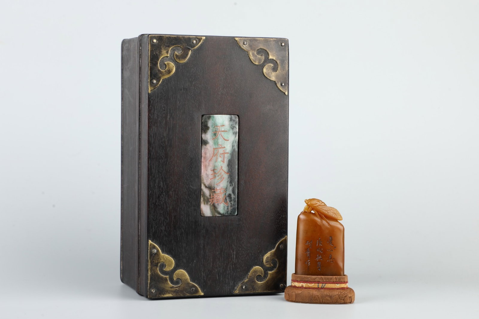 An Exquisite Tianhuang Stone Cicada Pattern Seal: An Exquisite Tianhuang Stone Cicada Pattern Seal,Qing Dynasty,China,with Mark,Size:2.4inx1.6in,Weight:60g 田黄石蝉纹印章,中国清代,