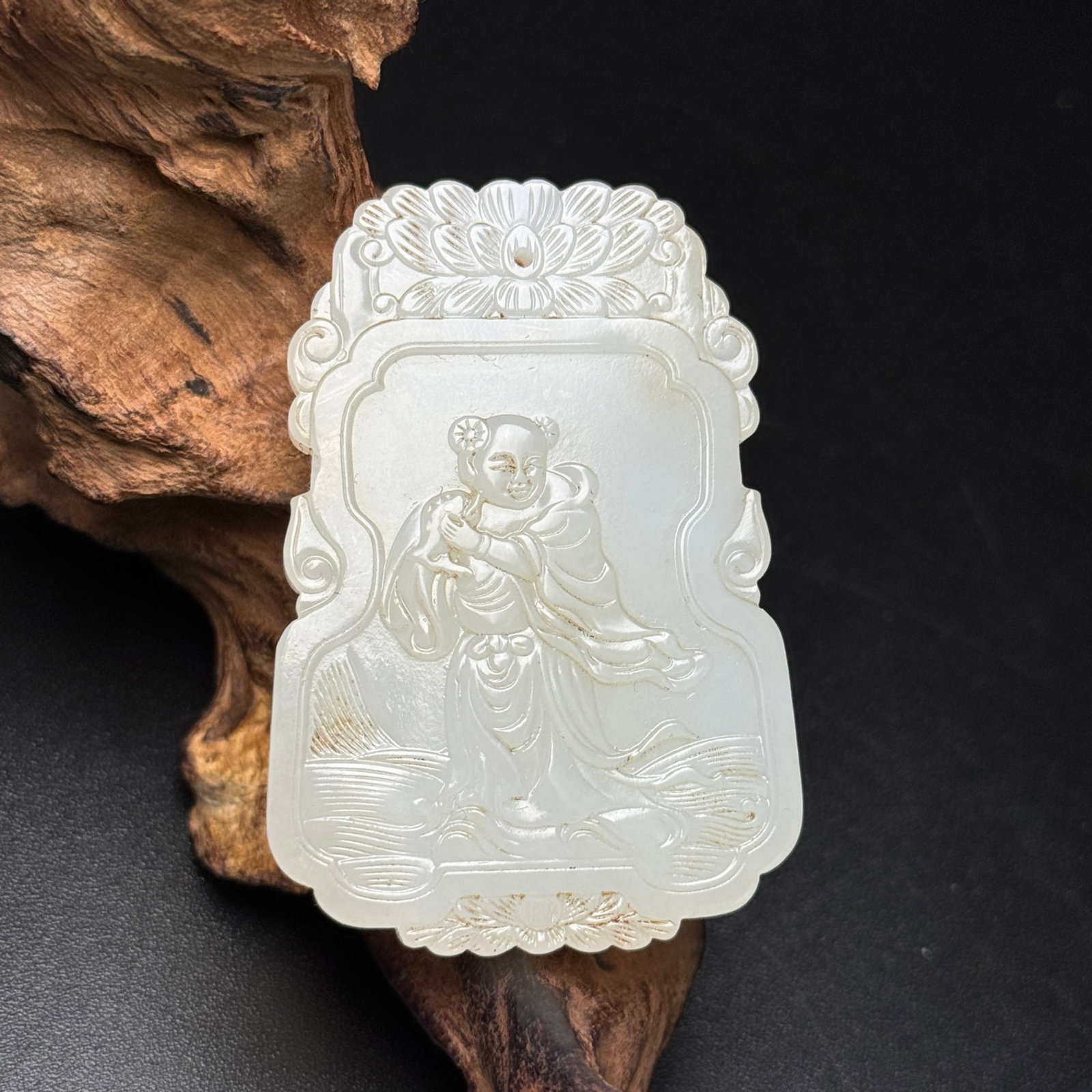 An Exquisite White Jade Figure Pattern Pendant: An Exquisite White Jade Figure Pattern Pendant,Qing Dynasty,China,Size:2.4inx1.6inx0.3in,Weight:34g 白玉人物纹牌,中国清代
