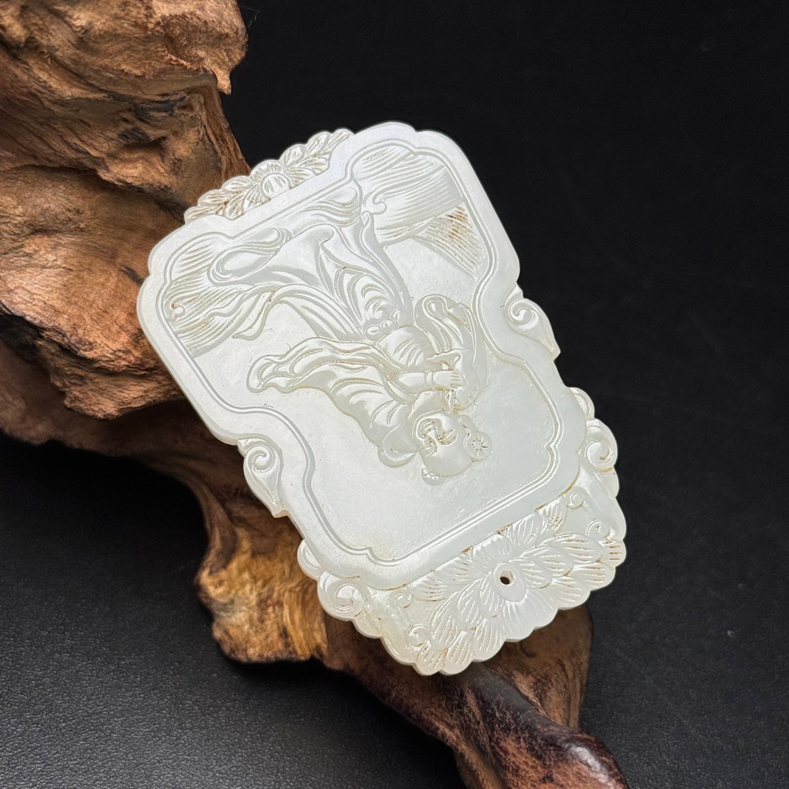 An Exquisite White Jade Figure Pattern Pendant - 2