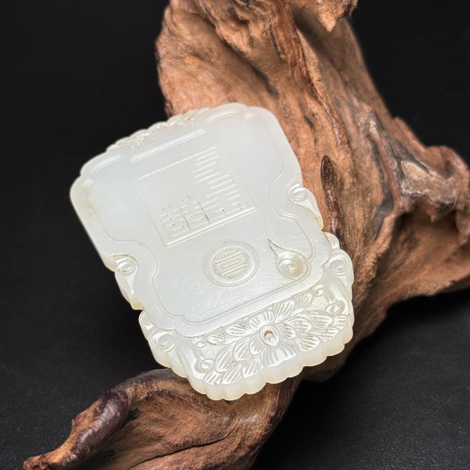 An Exquisite White Jade Figure Pattern Pendant - 7