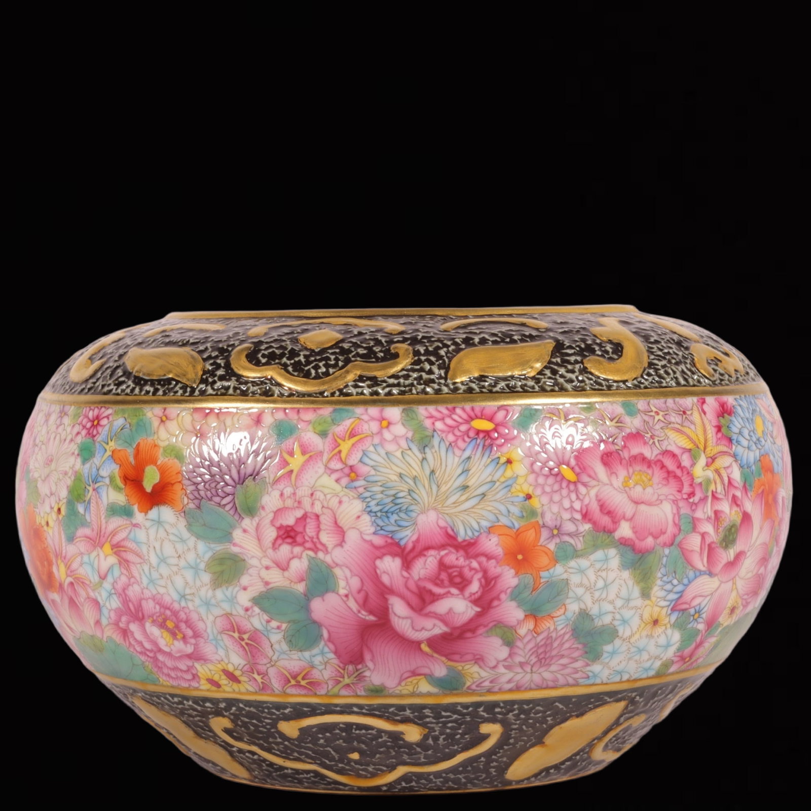 An Exquisite Famille-Rose Painted Gold Flower Pattern Brush Washer: An Exquisite Famille-Rose Painted Gold Flower Pattern Brush Washer,Qing Dynasty,China,Qianlong Six-character Mark,Size:3.9inx5.9in 粉彩描金花卉纹笔ė