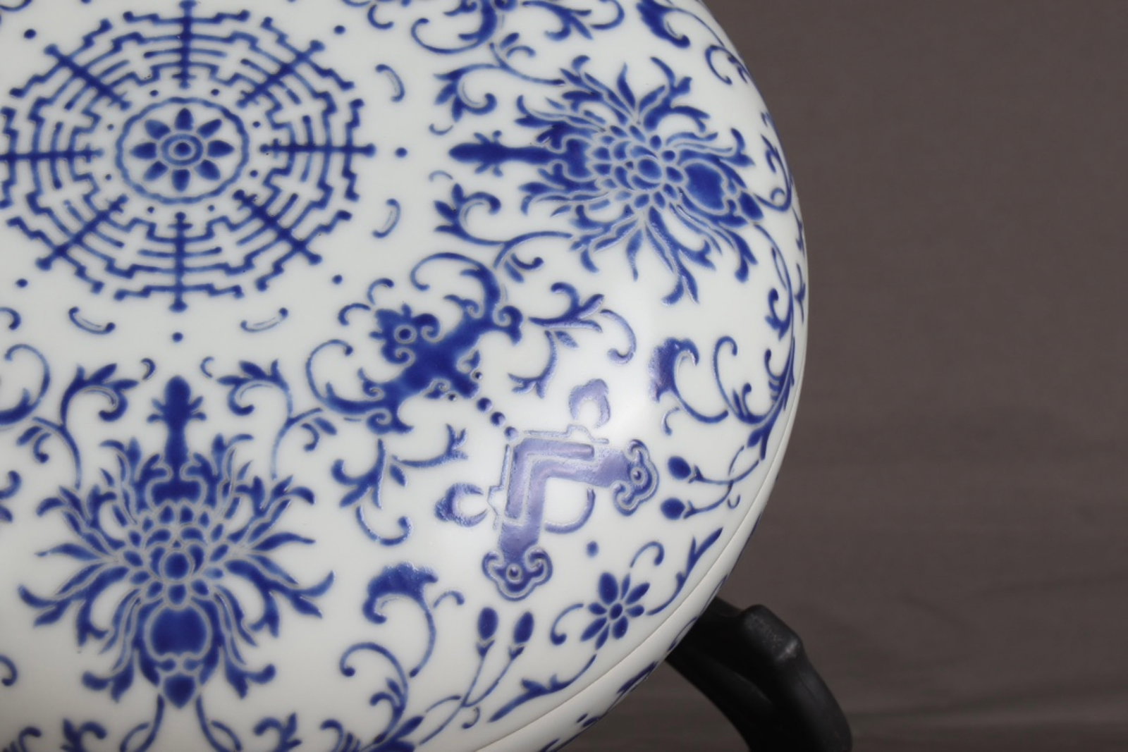 An Exquisite Enamel Lotus Pattern Box - 7
