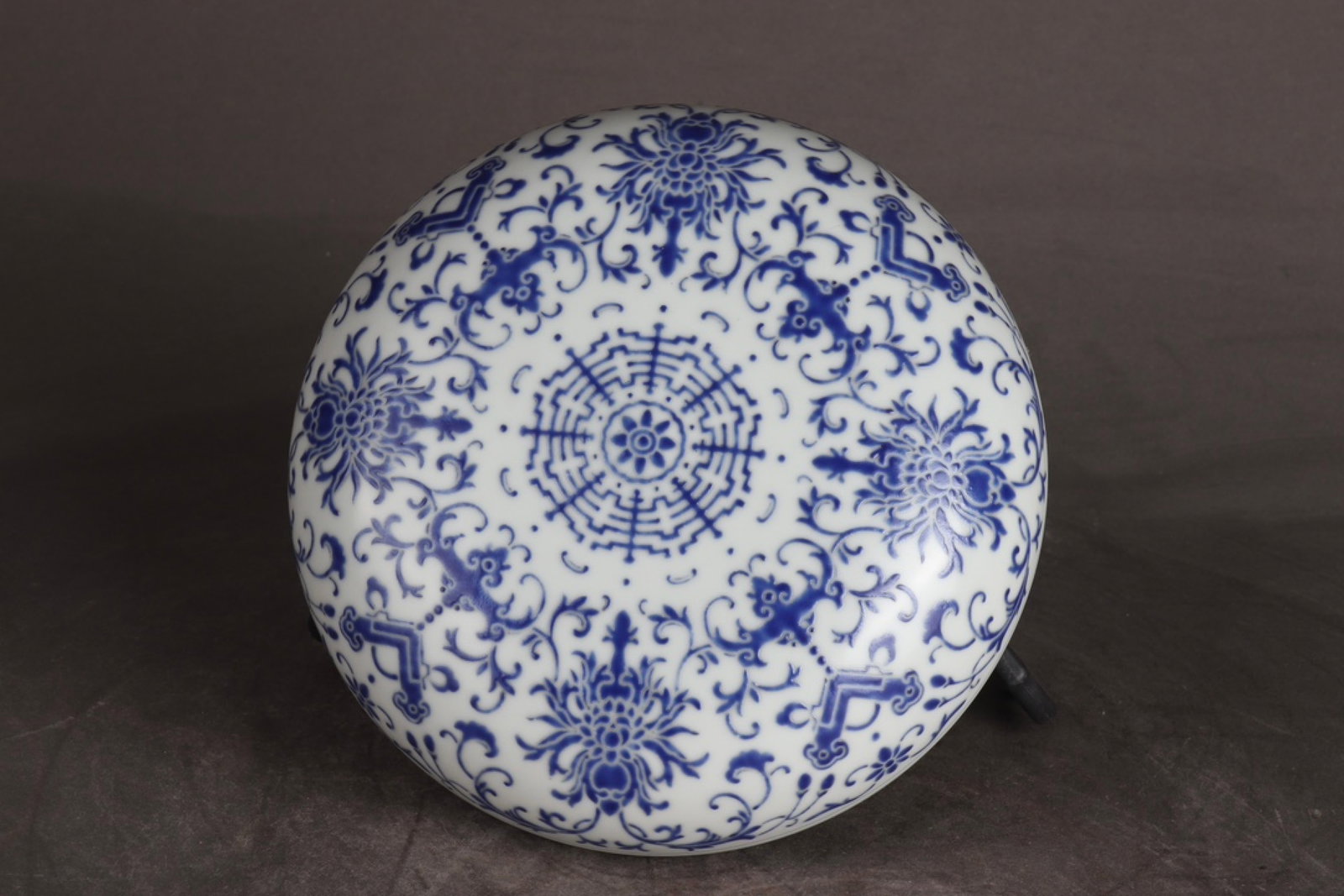 An Exquisite Enamel Lotus Pattern Box - 8