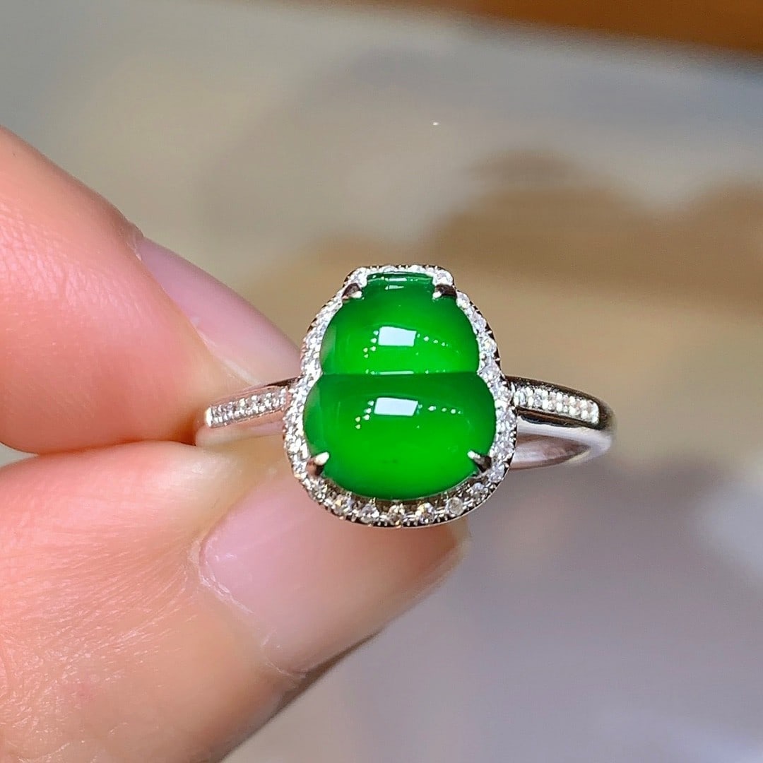 An Exquisite 18k Gold Diamond Inlaid Jadeite Ring: An Exquisite 18k Gold Diamond Inlaid Jadeite Ring,Size(Loose Stone):0.4inx0.3inx0.1in #13.5 18k金钻镶嵌翡翠戒指