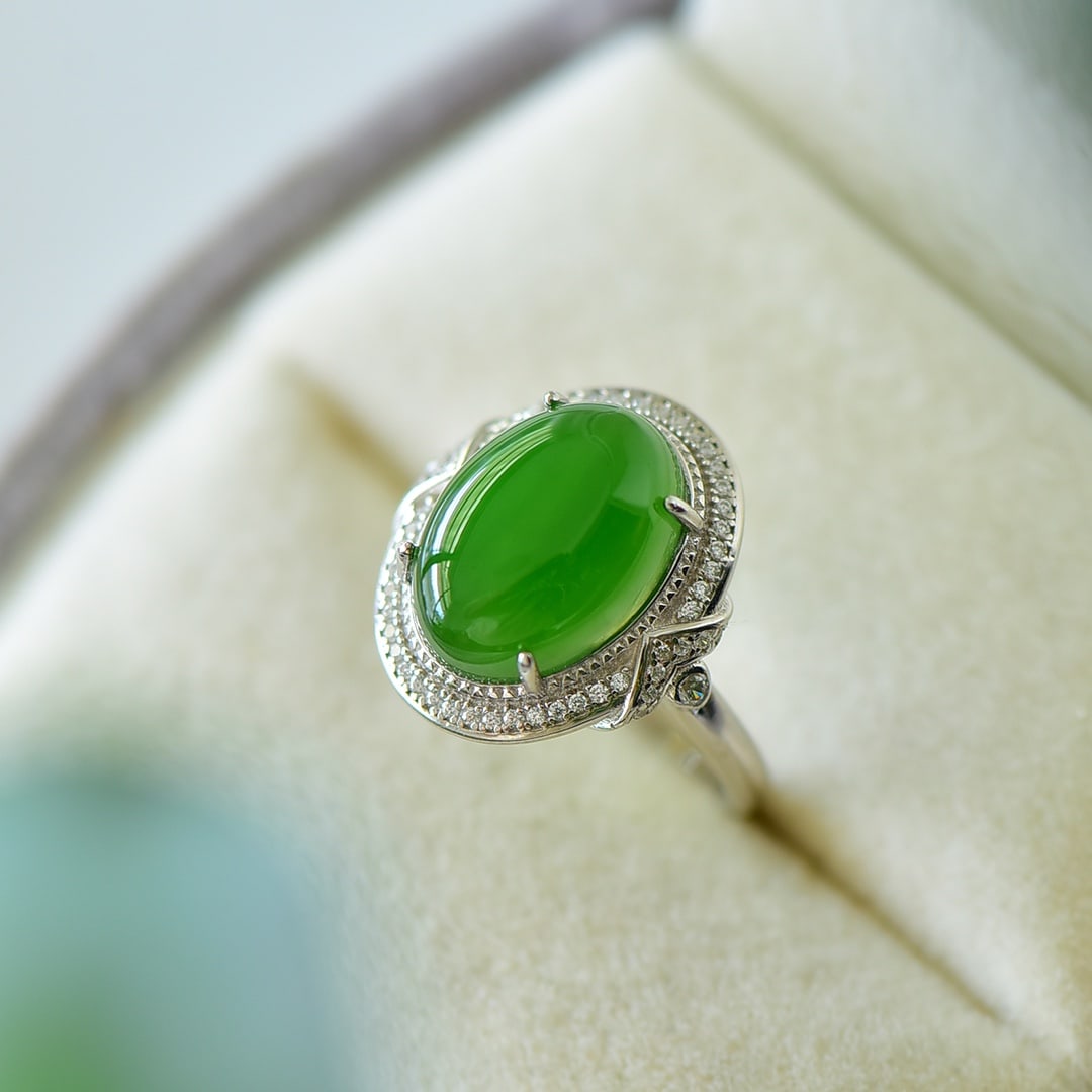 An Exquisite Sterling Silver Inlaid Jasper Ring,Inlaid Diamond: An Exquisite Sterling Silver Inlaid Jasper Ring,Inlaid Diamond,Size:0.6inx0.6in 纯银镶碧玉戒指,嵌钻石