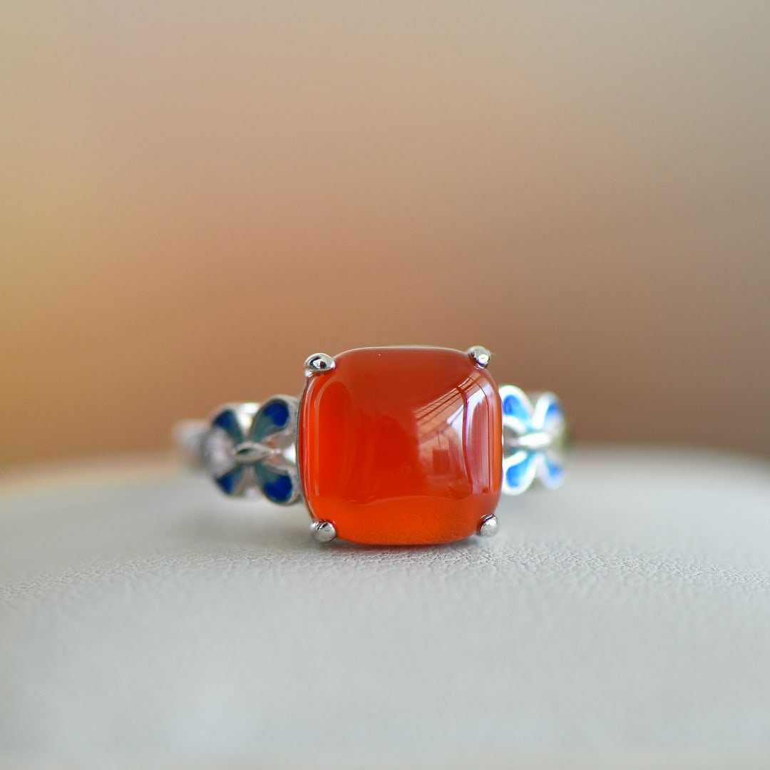 An Exquisite Sterling Silver Inlaid Agate Enamel Ring: An Exquisite Sterling Silver Inlaid Agate Enamel Ring,Size:0.4inx0.4in 纯银镶玛瑙珐琅戒指
