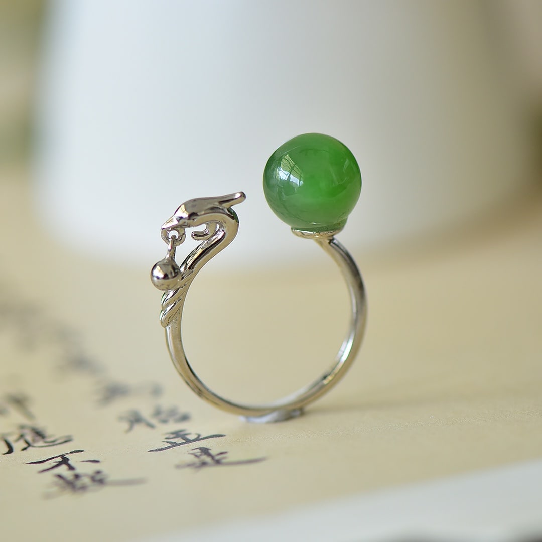 An Exquisite Sterling Silver Inlaid Jasper Ring: An Exquisite Sterling Silver Inlaid Jasper Ring,Size:0.4inx0.4in 纯银镶碧玉戒指