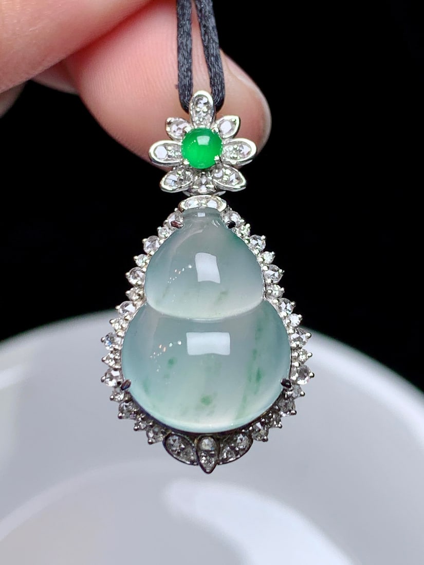 An Exquisite 18k Gold Diamond Inlaid Jadeite Pendant: An Exquisite 18k Gold Diamond Inlaid Jadeite Pendant,Size(Loose Stone):0.6inx0.5inx0.2in 18k金钻镶嵌翡翠吊坠