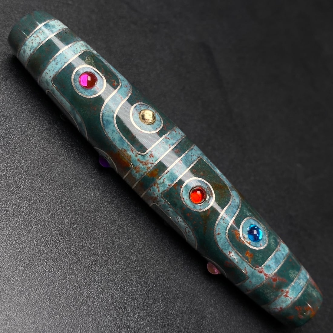 An Exquisite Dzi Bead Inlaid Silver Pendant,Inlaid Gems: An Exquisite Dzi Bead Inlaid Silver Pendant,Inlaid Gems,Size:3.1inx0.6in,Weight:27.3g 天珠嵌银挂件,嵌宝石