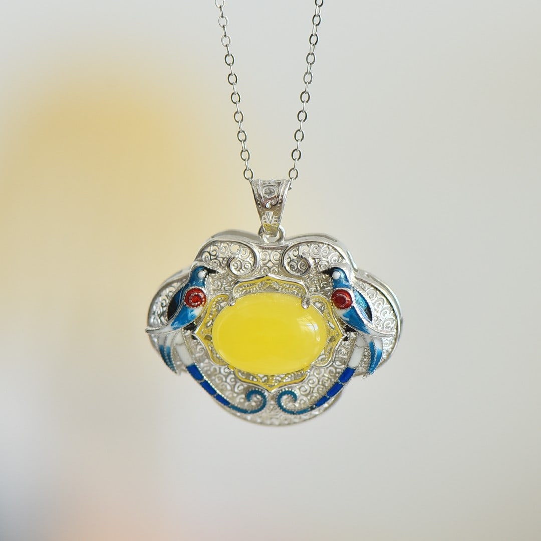 An Exquisite Sterling Silver Inlaid Amber Necklace: An Exquisite Sterling Silver Inlaid Amber Necklace,Size:0.5inx0.6in 纯银镶琥珀项链