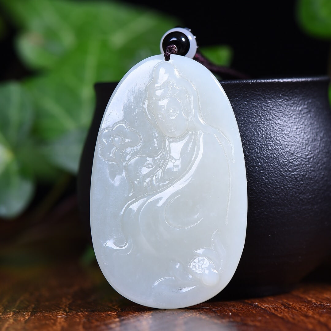 An Exquisite White Jade Avalokitesvara Pattern Pendant: An Exquisite White Jade Avalokitesvara Pattern Pendant,Size:1.4inx2.2in (寓意)吉祥 工艺精湛