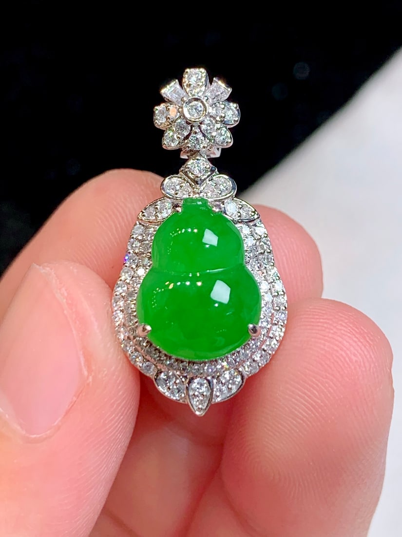 An Exquisite 18k Gold Diamond Inlaid Jadeite Pendant: An Exquisite 18k Gold Diamond Inlaid Jadeite Pendant,Size(Loose Stone):0.5inx0.4inx0.1in 18k金钻镶嵌翡翠吊坠
