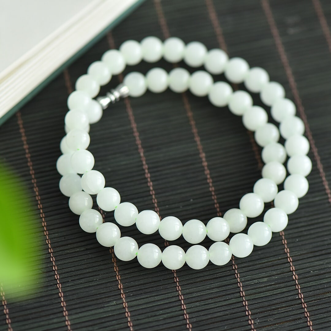 An Exquisite White Jade Necklace: An Exquisite White Jade Necklace 白玉项链