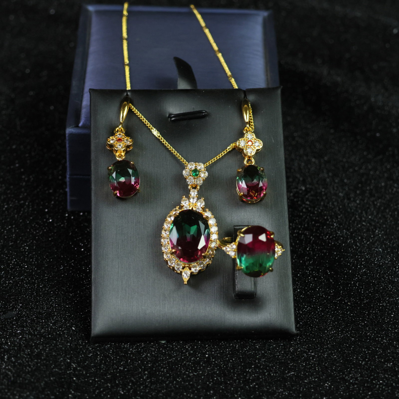 A Set of Fine Jewelry: A Set of Fine Jewelry 一套精美的首饰