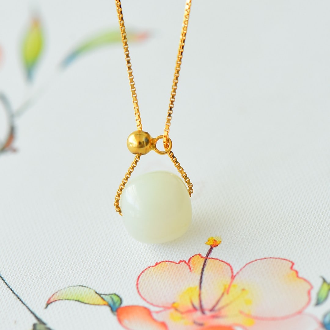 An Exquisite Sterling Silver-Gold Plated Inlaid White Jade Pendant: An Exquisite Sterling Silver-Gold Plated Inlaid White Jade Pendant,Size:0.3inx0.4in 纯银镀金镶白玉吊坠