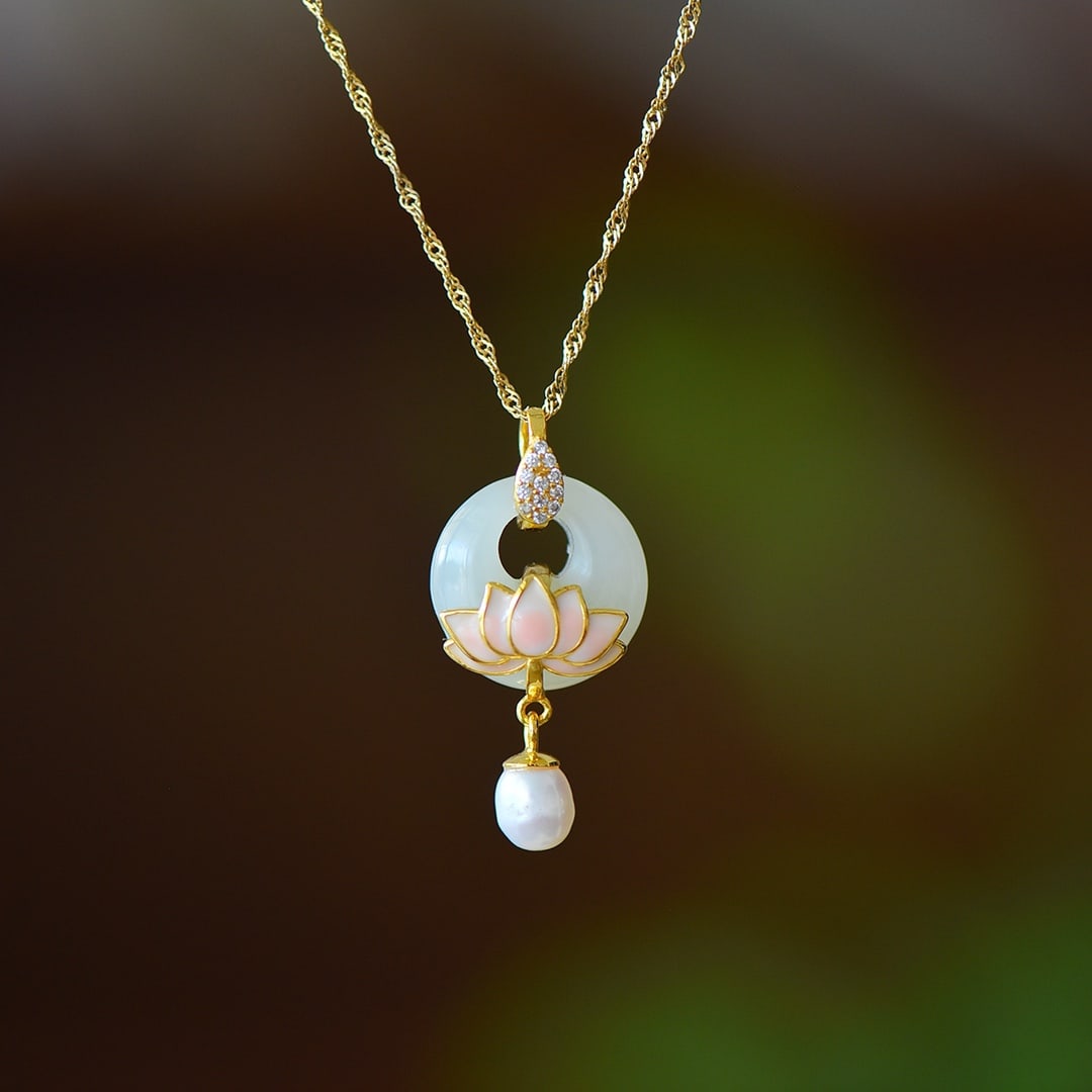 An Exquisite Sterling Silver-Gold Plated Inlaid White Jade Necklace,Inlaid Diamond: An Exquisite Sterling Silver-Gold Plated Inlaid White Jade Necklace,Inlaid Diamond,Size:0.6inx0.6in 纯银镀金镶白玉项链,嵌钻石