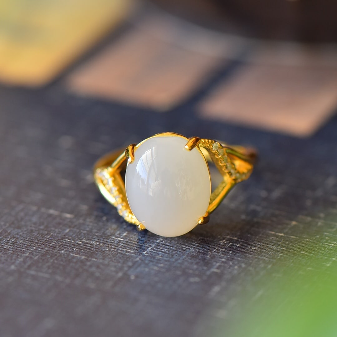 An Exquisite Sterling Silver-Gold Plated Inlaid White Jade Ring,Inlaid Diamond: An Exquisite Sterling Silver-Gold Plated Inlaid White Jade Ring,Inlaid Diamond,Size:0.4inx0.5in 纯银镀金镶白玉戒指,嵌钻石