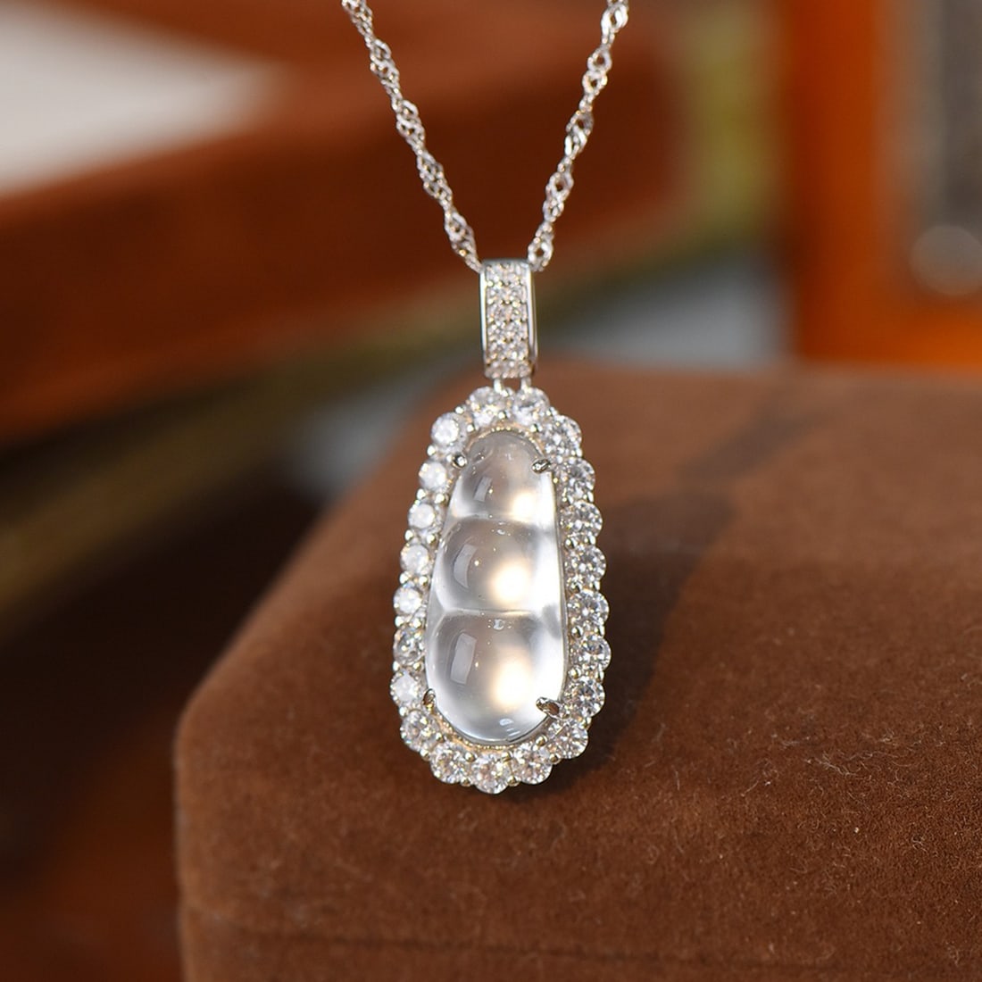 An Exquisite Sterling Silver Inlaid Jadeite Pendant,Inlaid Diamond: An Exquisite Sterling Silver Inlaid Jadeite Pendant,Inlaid Diamond,Size:0.4inx0.8in 寓意:四季平安,吉祥如意