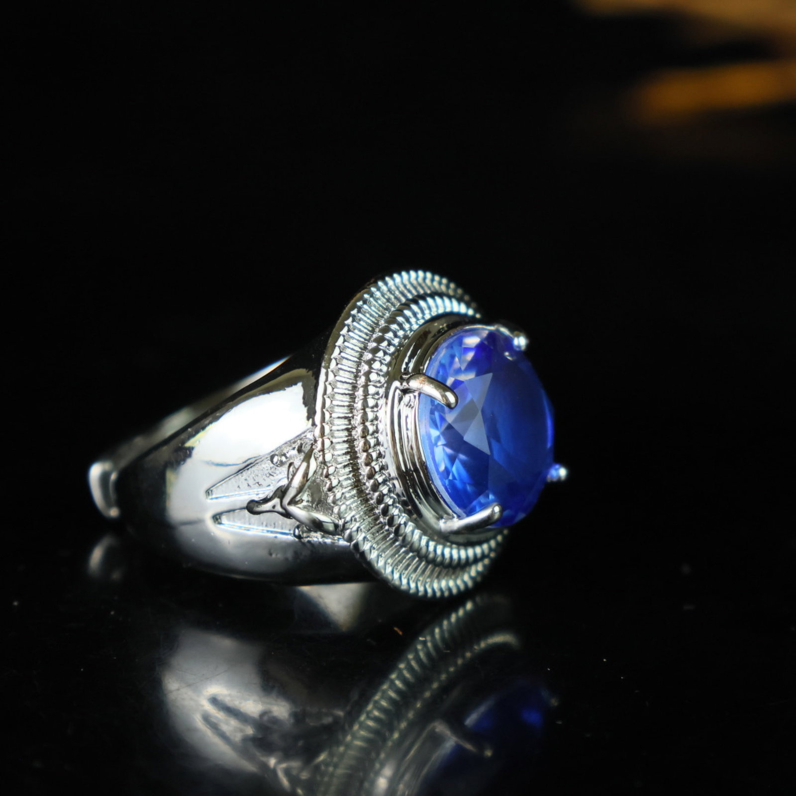 An Exquisite Ring: An Exquisite Ring,Size:0.6inx0.4in 一个精美的戒指
