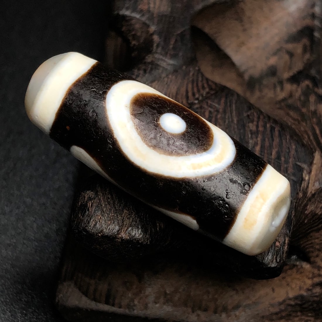 An Exquisite Dzi Bead Pendant: An Exquisite Dzi Bead Pendant,Size:1.4inx0.5inx0.4in,Weight:8.3g 天珠挂件
