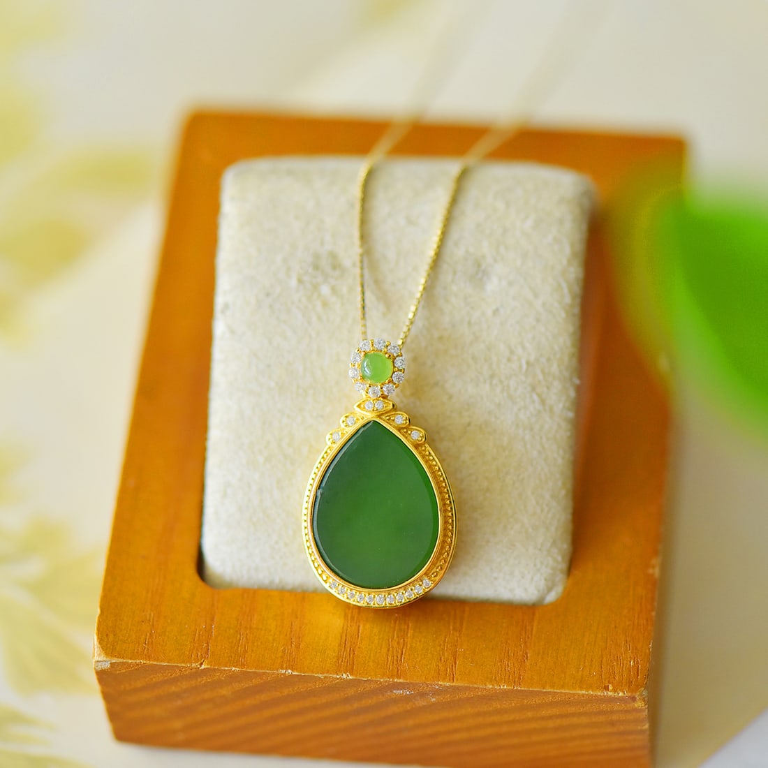 An Exquisite Sterling Silver-Gold Plated Inlaid Jasper Necklace,Inlaid Diamond: An Exquisite Sterling Silver-Gold Plated Inlaid Jasper Necklace,Inlaid Diamond,Size:0.6inx1in 纯银镀金镶碧玉项链,嵌钻石